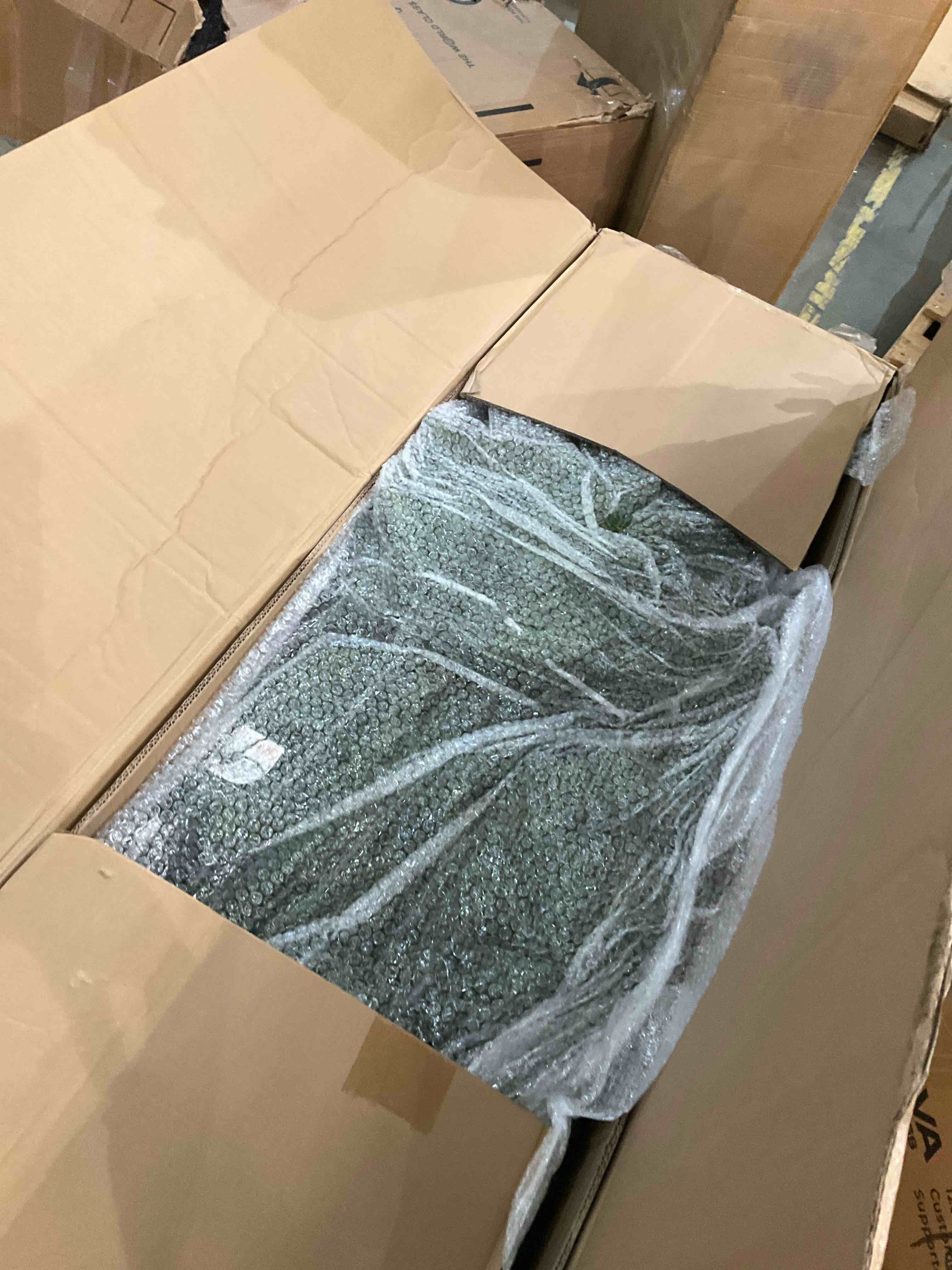 https://s3.amazonaws.com/lotting-images-prod/bidfta/PNK0283210_1738007331019.jpeg