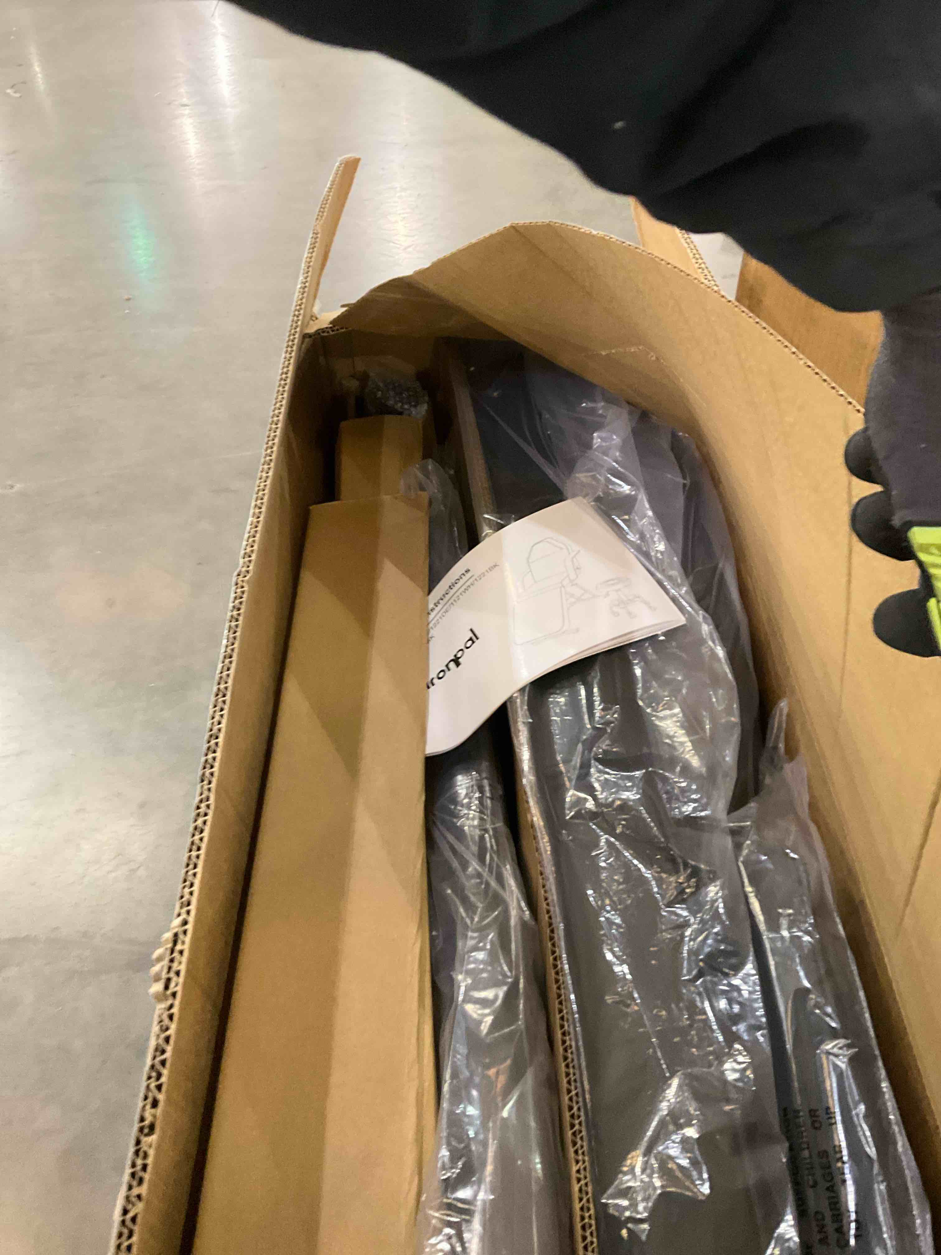 https://s3.amazonaws.com/lotting-images-prod/bidfta/PNK0283578_1737737833750.jpeg