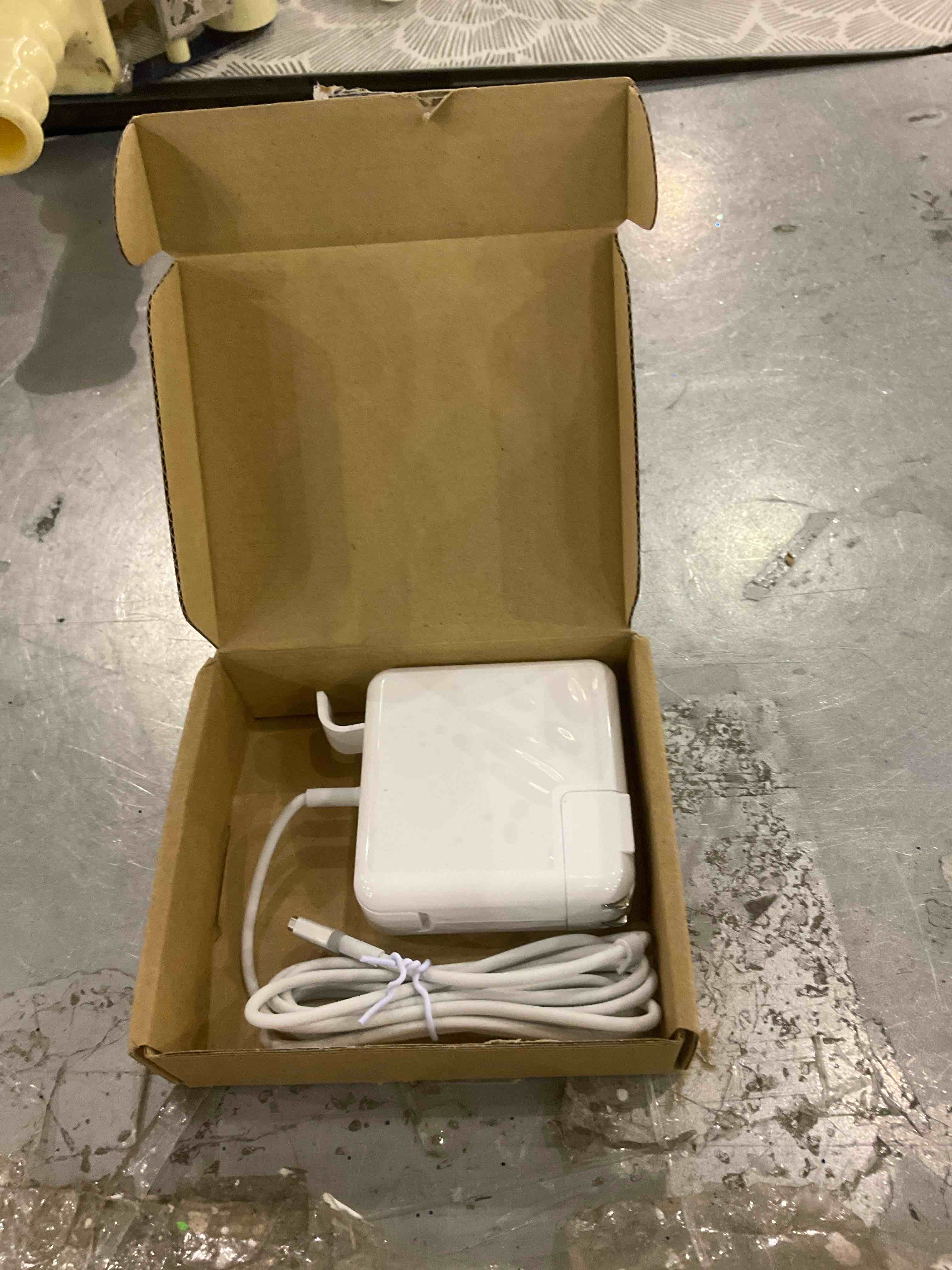 https://s3.amazonaws.com/lotting-images-prod/bidfta/PNK0286867_1737556978065.jpeg