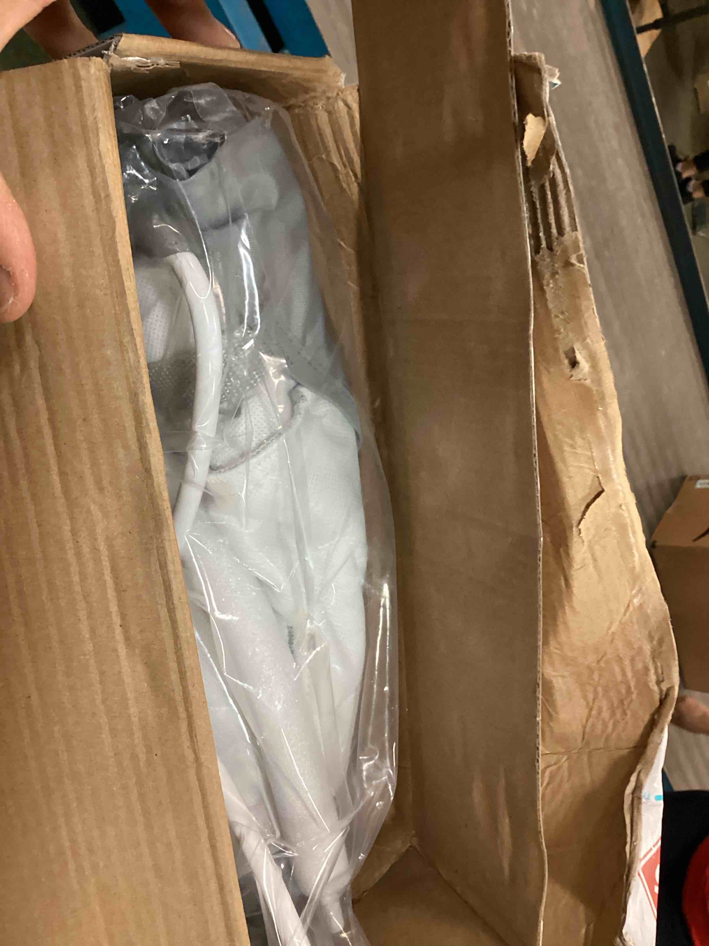 https://s3.amazonaws.com/lotting-images-prod/bidfta/PNK0299901_1727269953315.jpeg