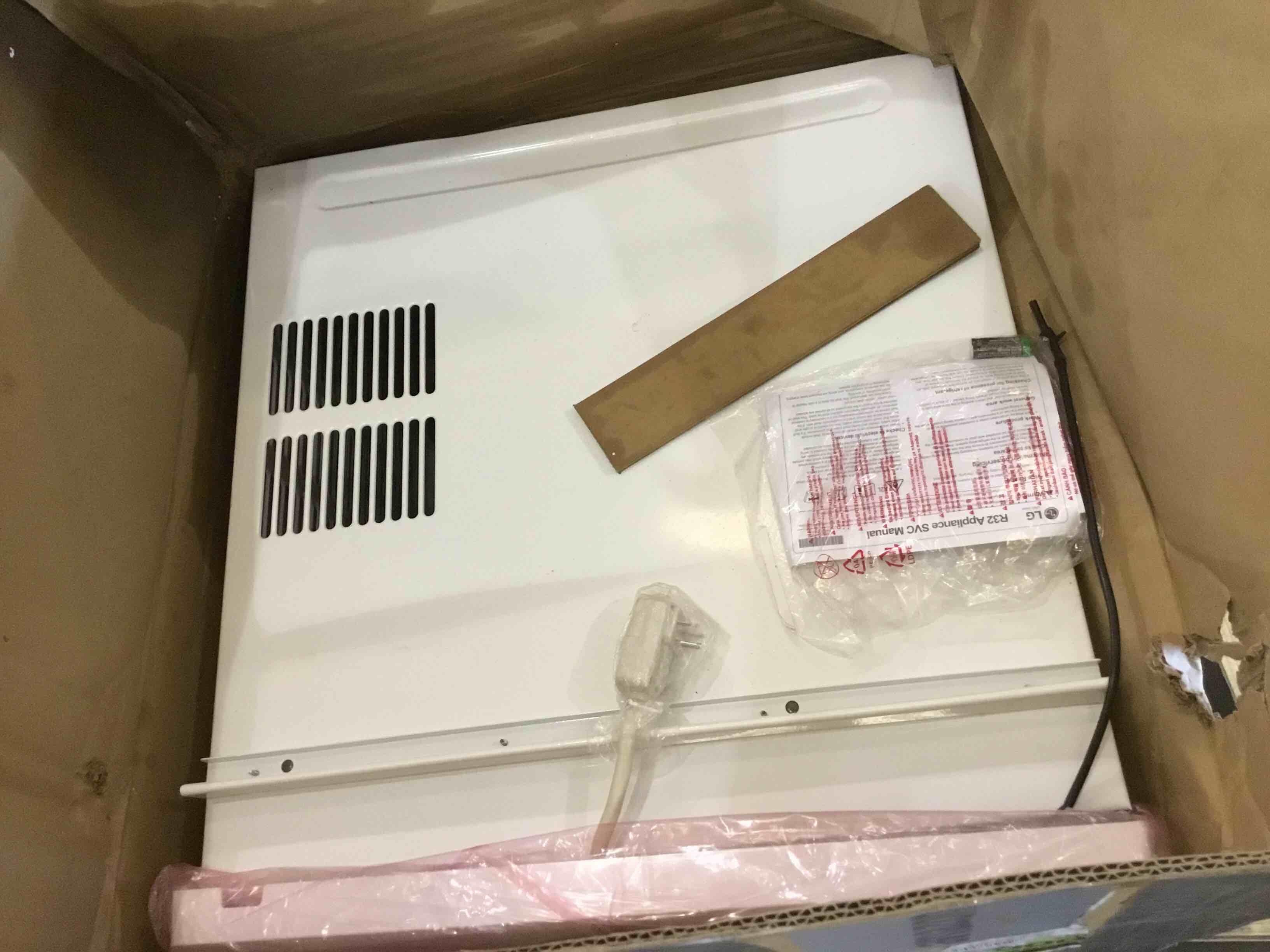 https://s3.amazonaws.com/lotting-images-prod/bidfta/PNK0303670_1726600553939.jpeg