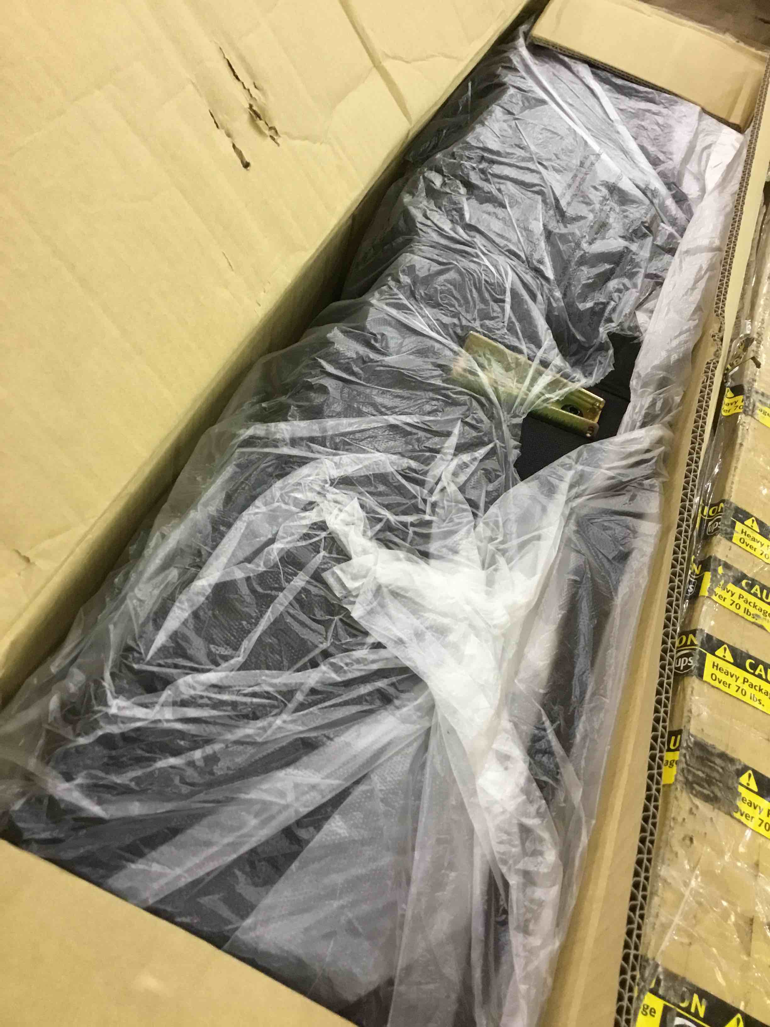 https://s3.amazonaws.com/lotting-images-prod/bidfta/PNK0303942_1726491070323.jpeg
