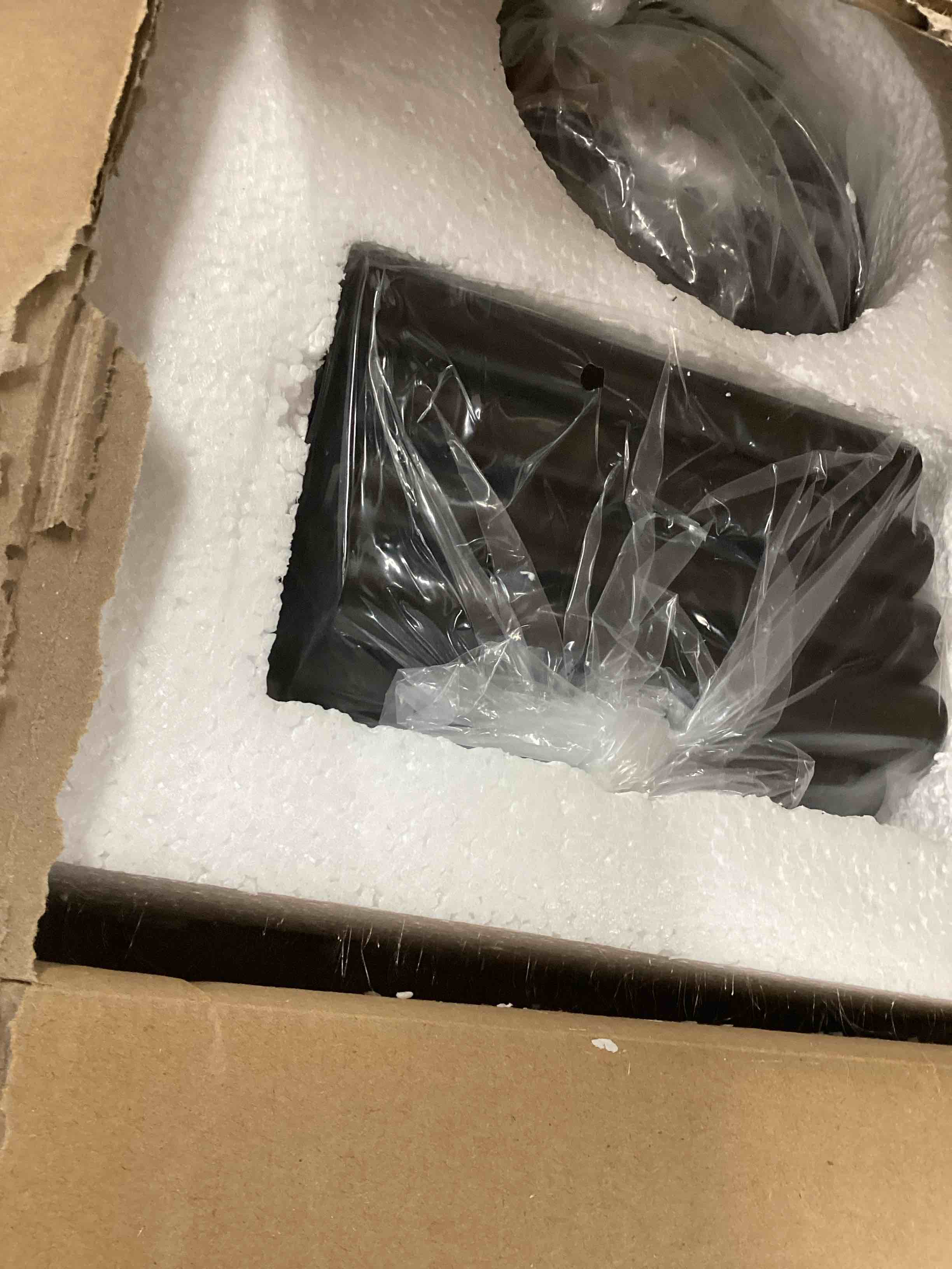 https://s3.amazonaws.com/lotting-images-prod/bidfta/PNK0315973_1727357509199.jpeg