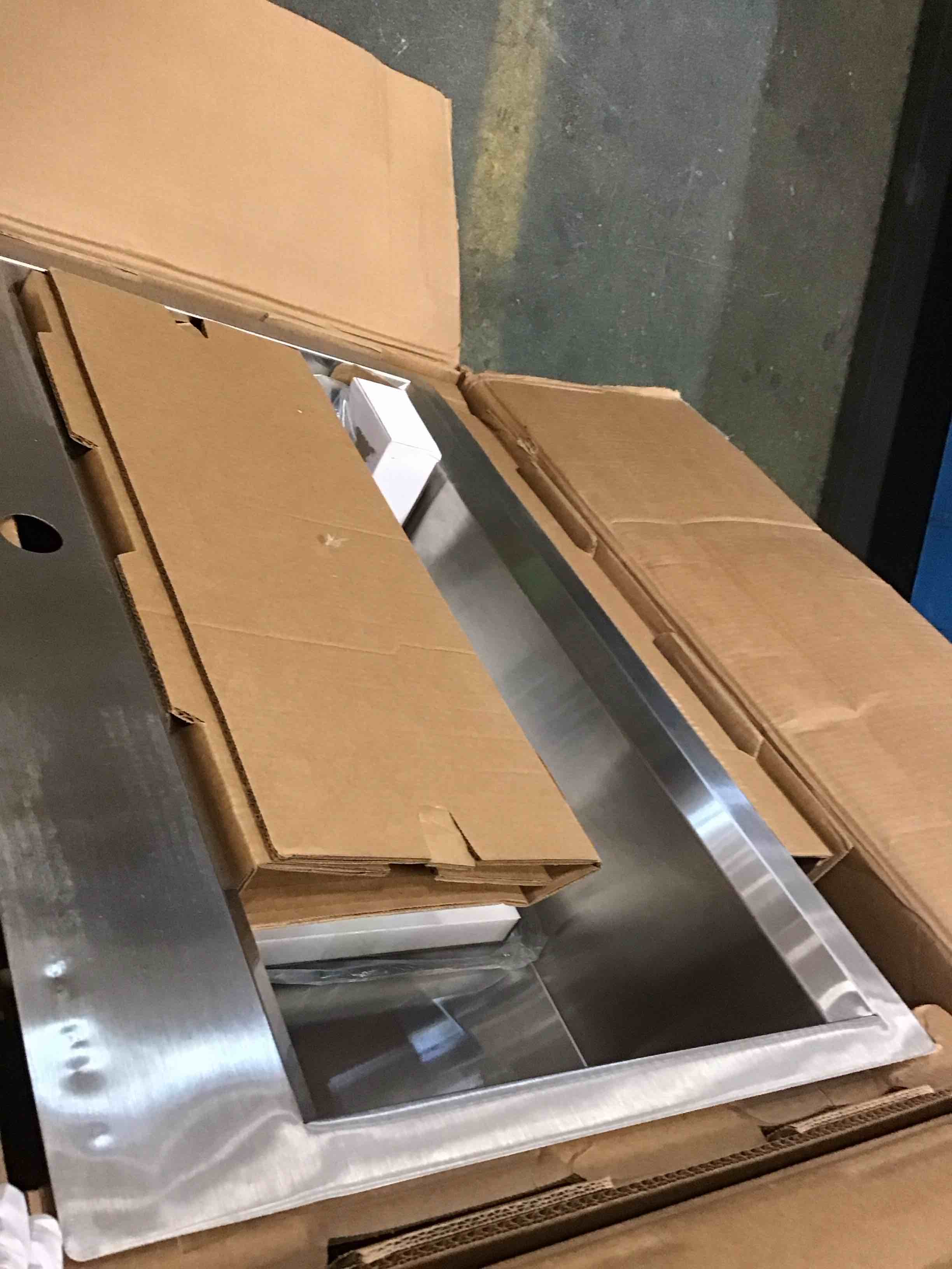https://s3.amazonaws.com/lotting-images-prod/bidfta/PNK0329912_1727894979066.jpeg
