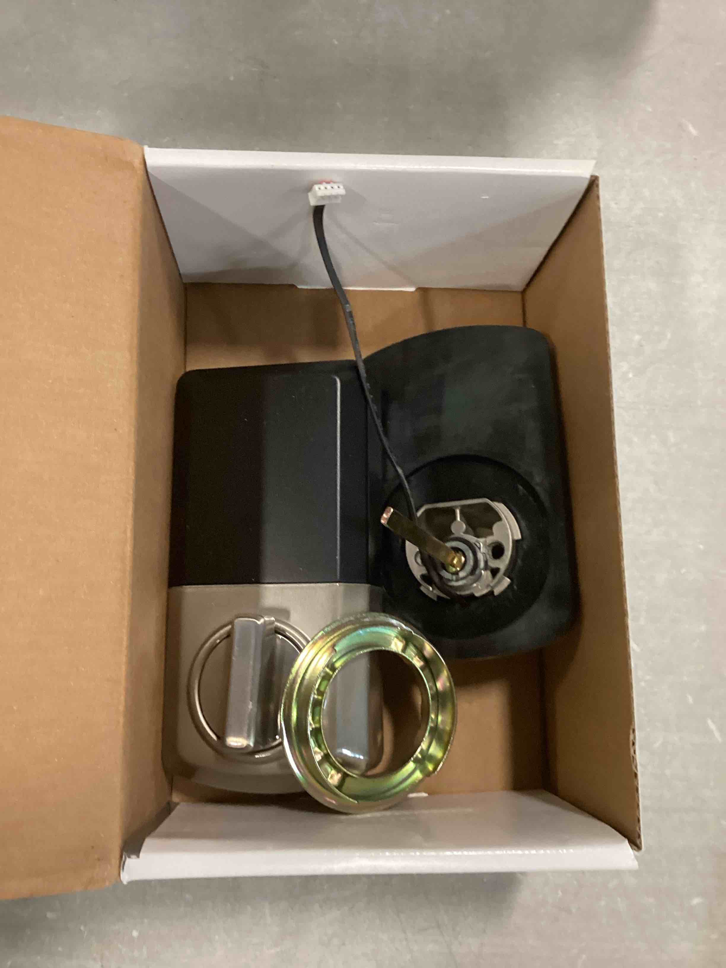 https://s3.amazonaws.com/lotting-images-prod/bidfta/PNK0331010_1727885914646.jpeg