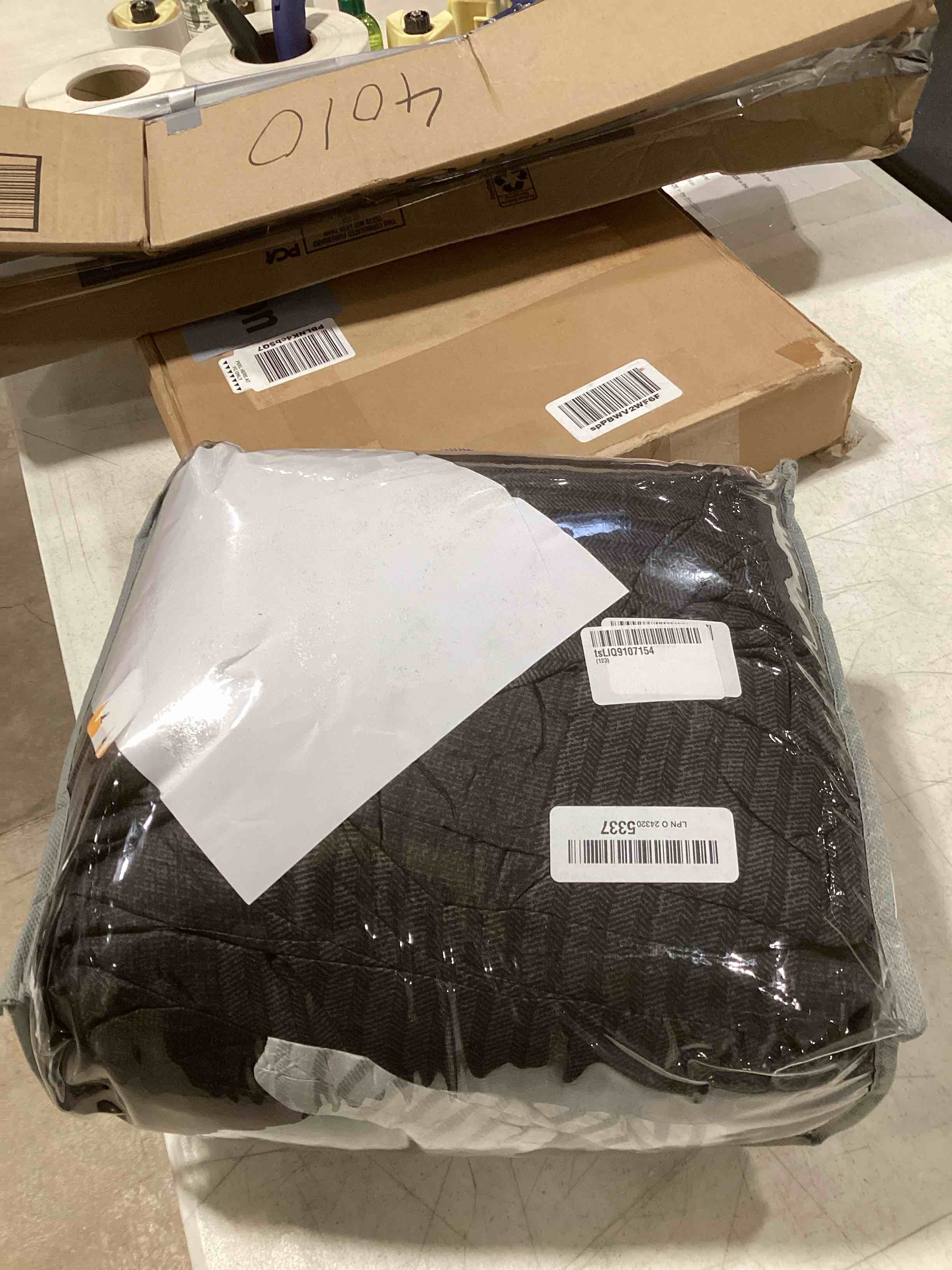 https://s3.amazonaws.com/lotting-images-prod/bidfta/PNK0350598_1733326387272.jpeg