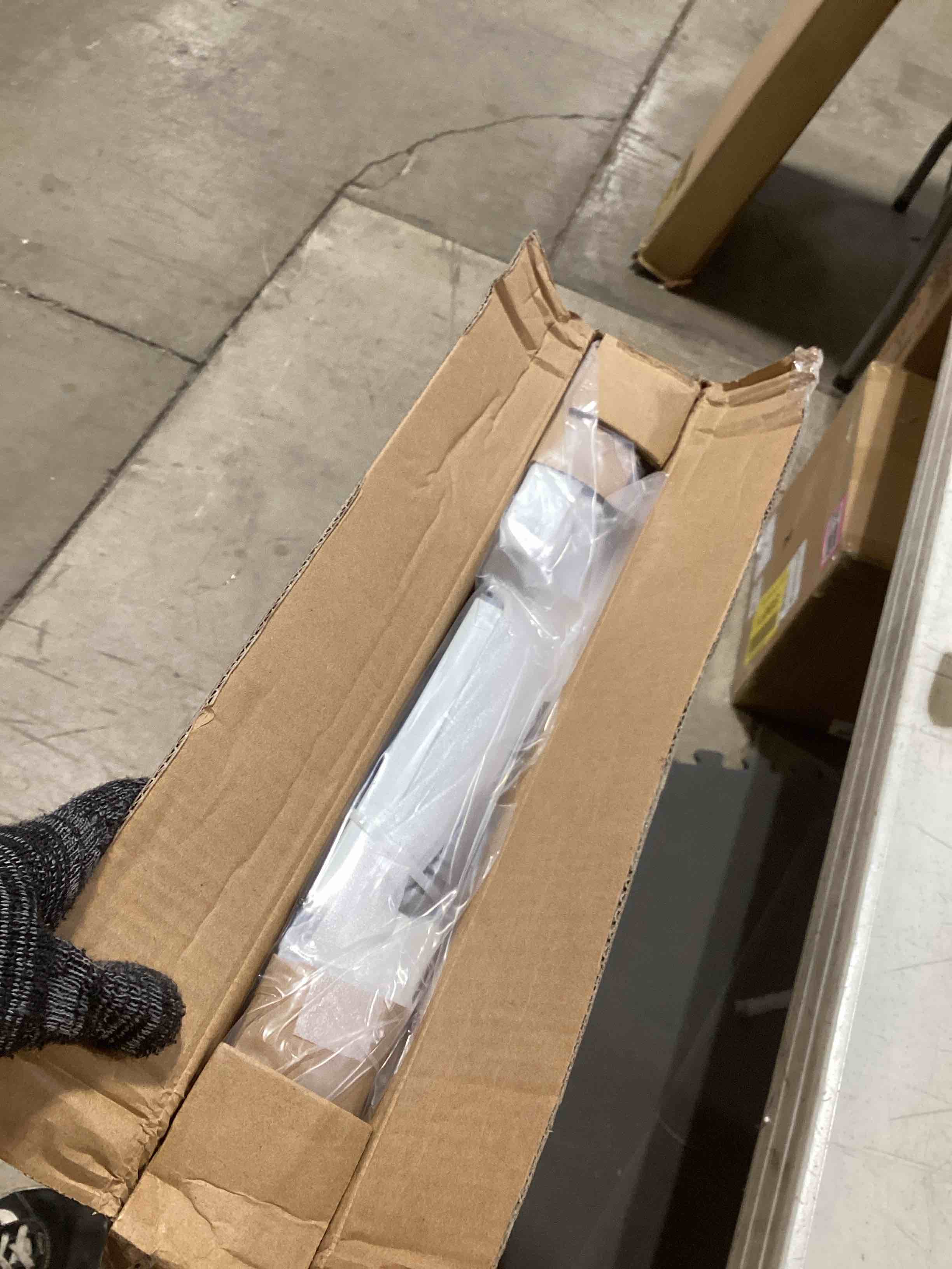 https://s3.amazonaws.com/lotting-images-prod/bidfta/PNK0350697_1733250479733.jpeg