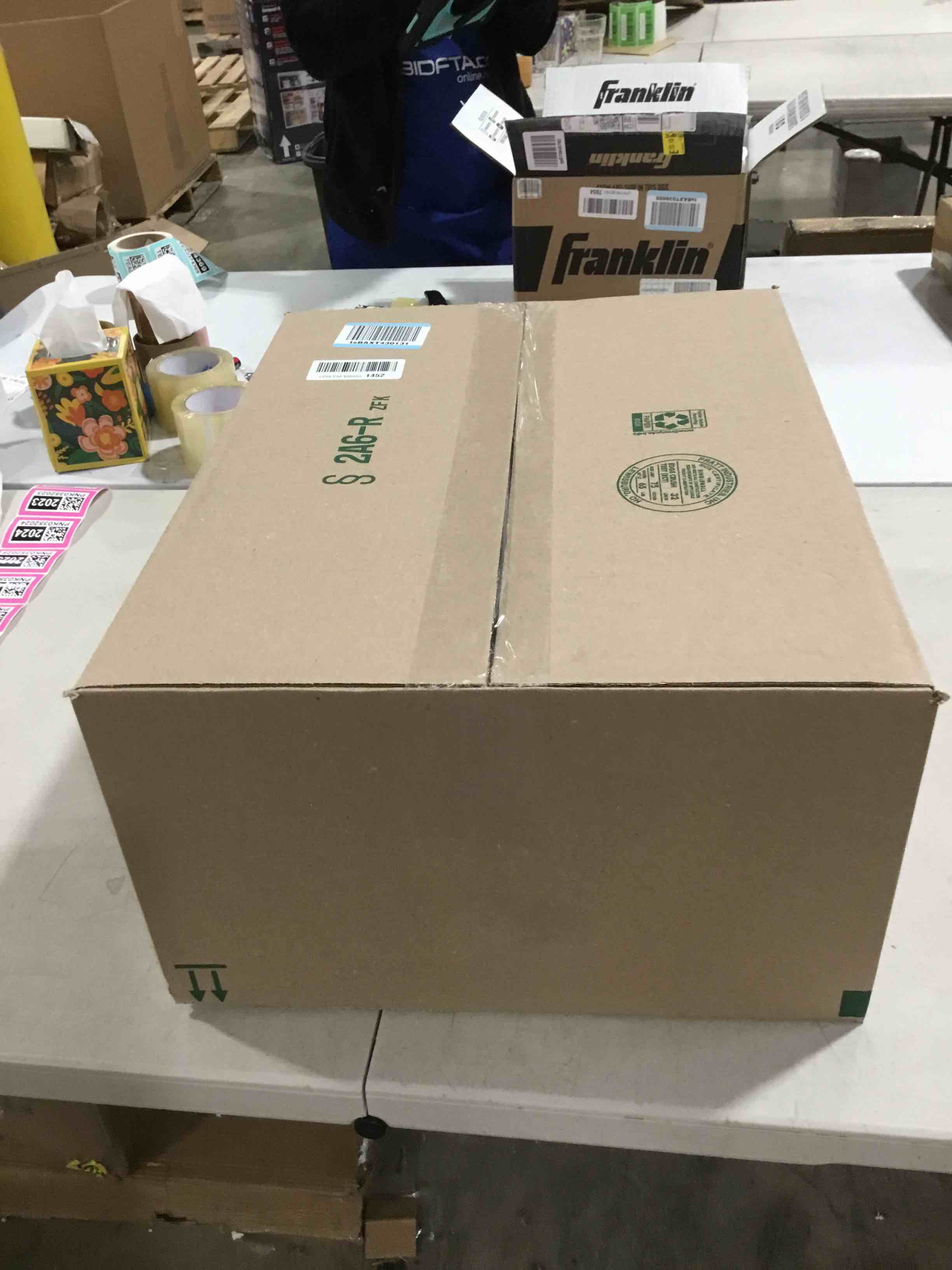 https://s3.amazonaws.com/lotting-images-prod/bidfta/PNK0352037_1732628444176.jpeg
