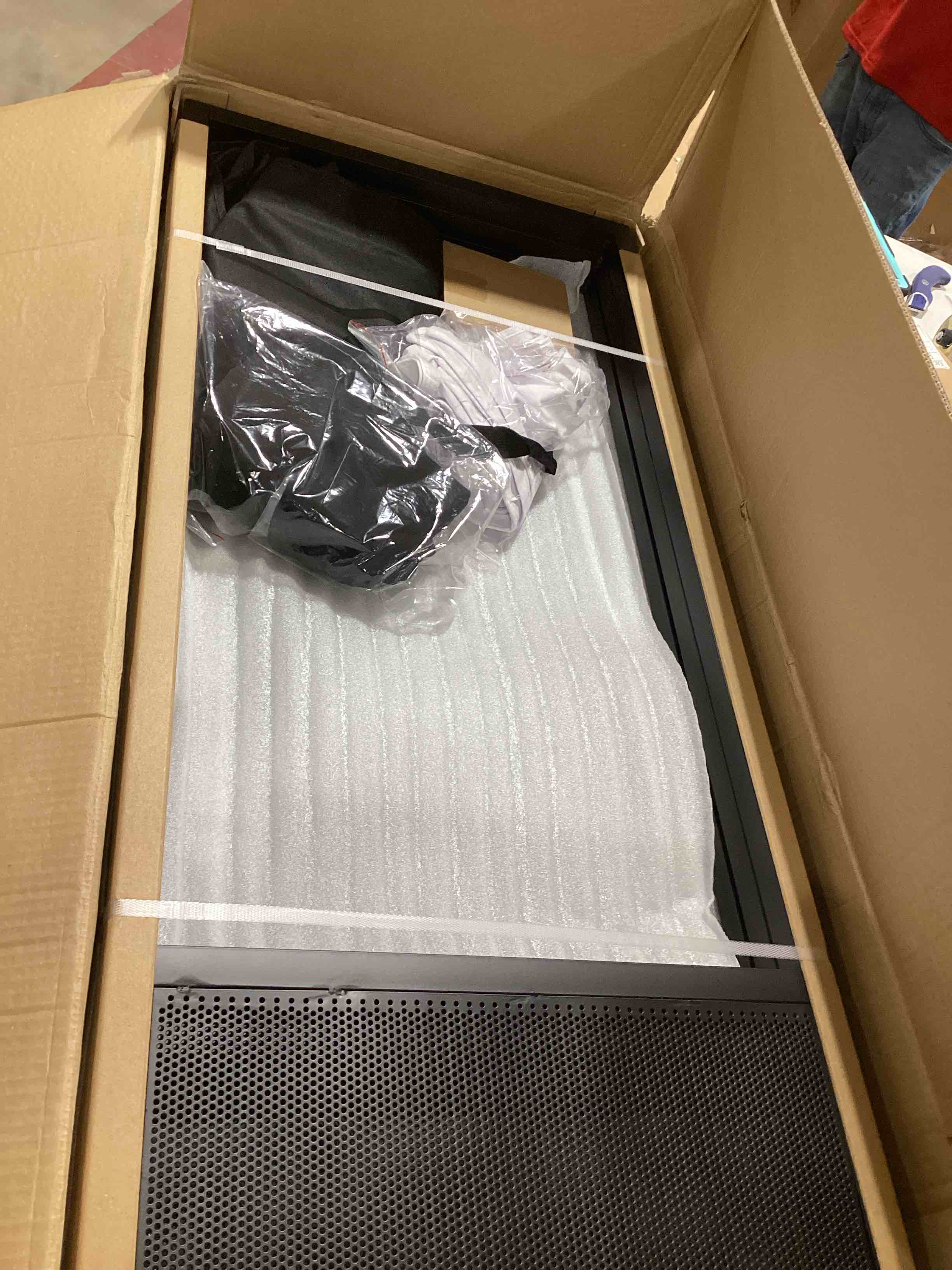 https://s3.amazonaws.com/lotting-images-prod/bidfta/PNK0354492_1730727543729.jpeg