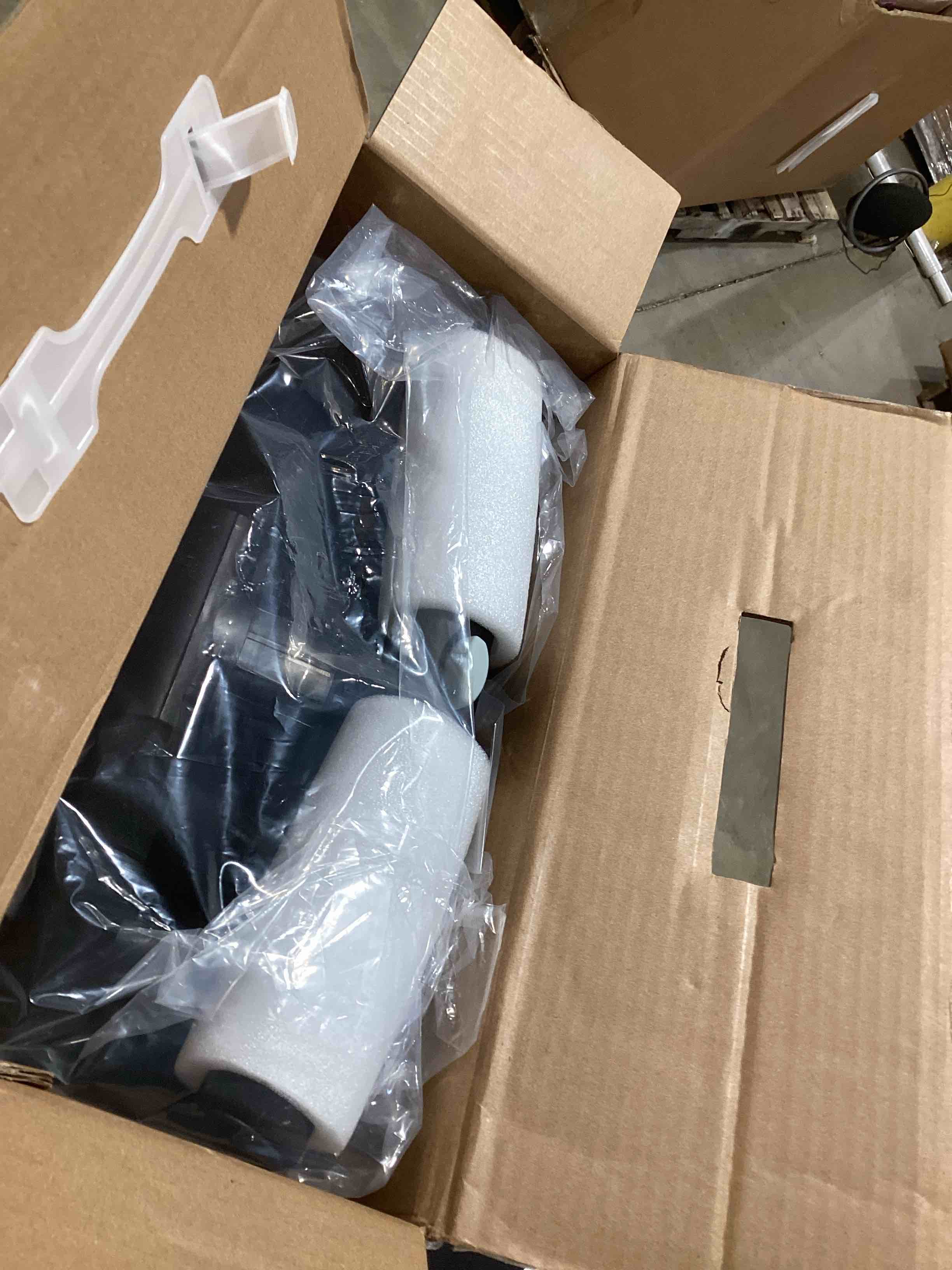 https://s3.amazonaws.com/lotting-images-prod/bidfta/PNK0356661_1732109583532.jpeg