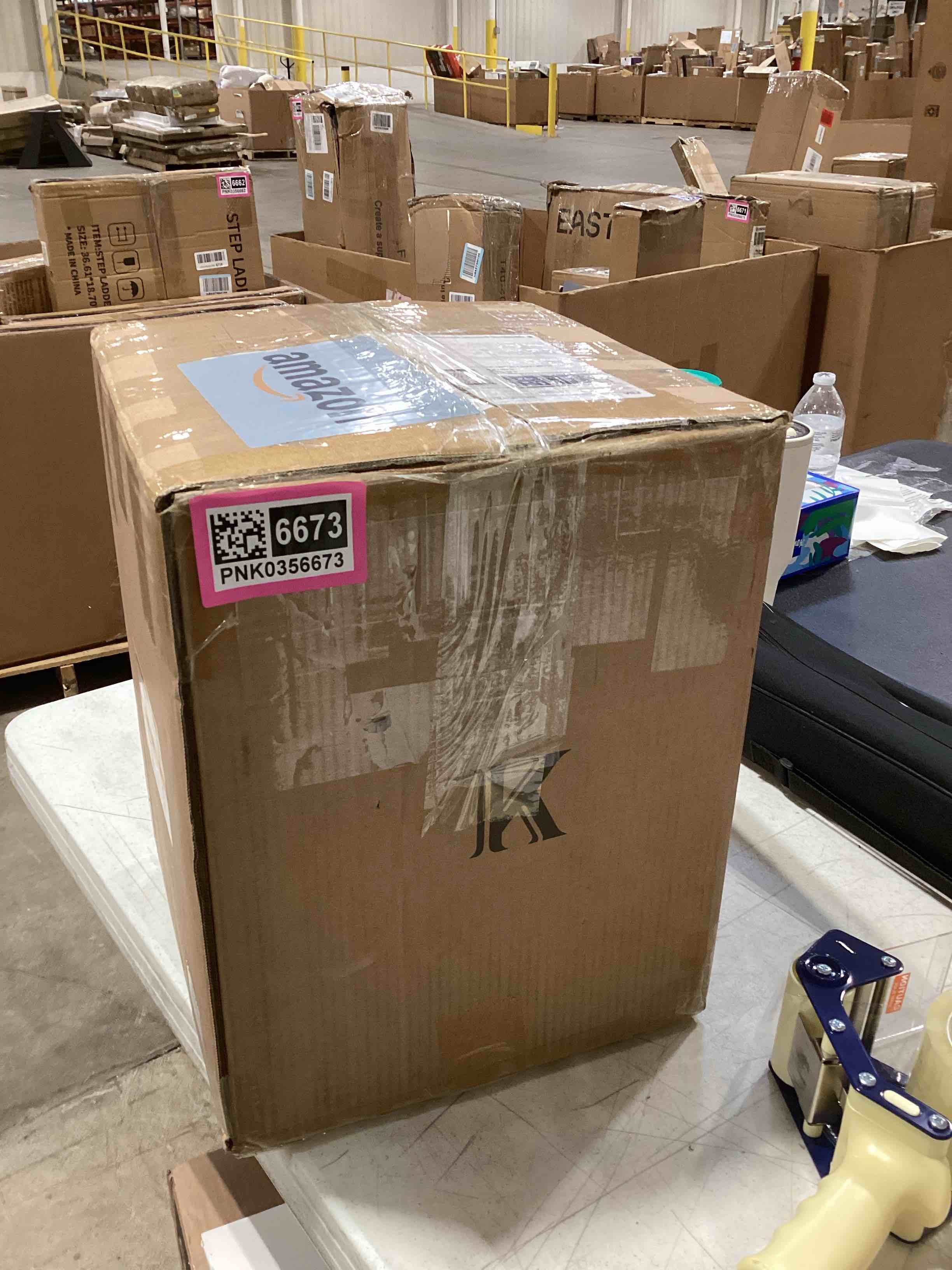 https://s3.amazonaws.com/lotting-images-prod/bidfta/PNK0356673_1732113125898.jpeg