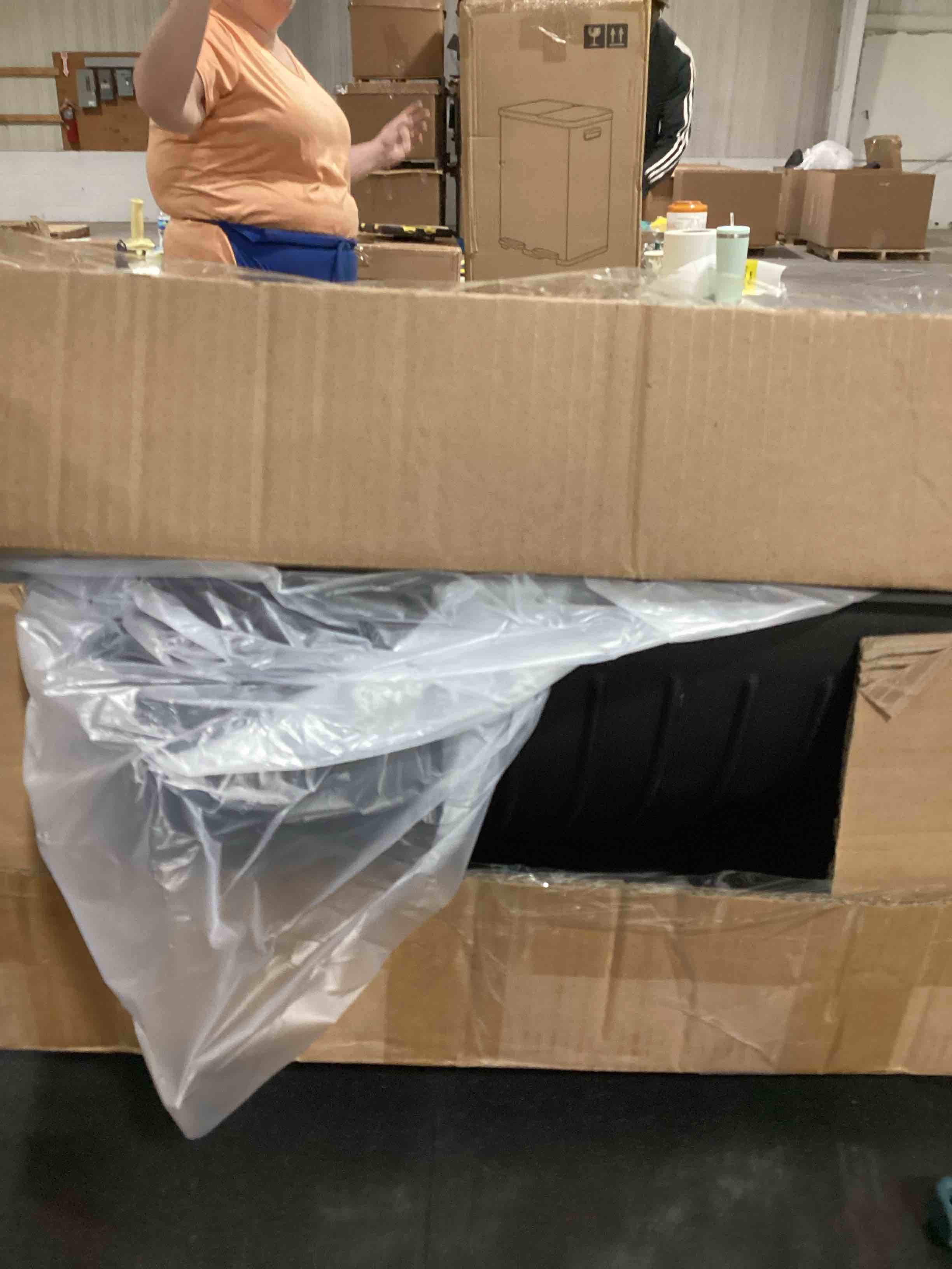 https://s3.amazonaws.com/lotting-images-prod/bidfta/PNK0357547_1730376255498.jpeg