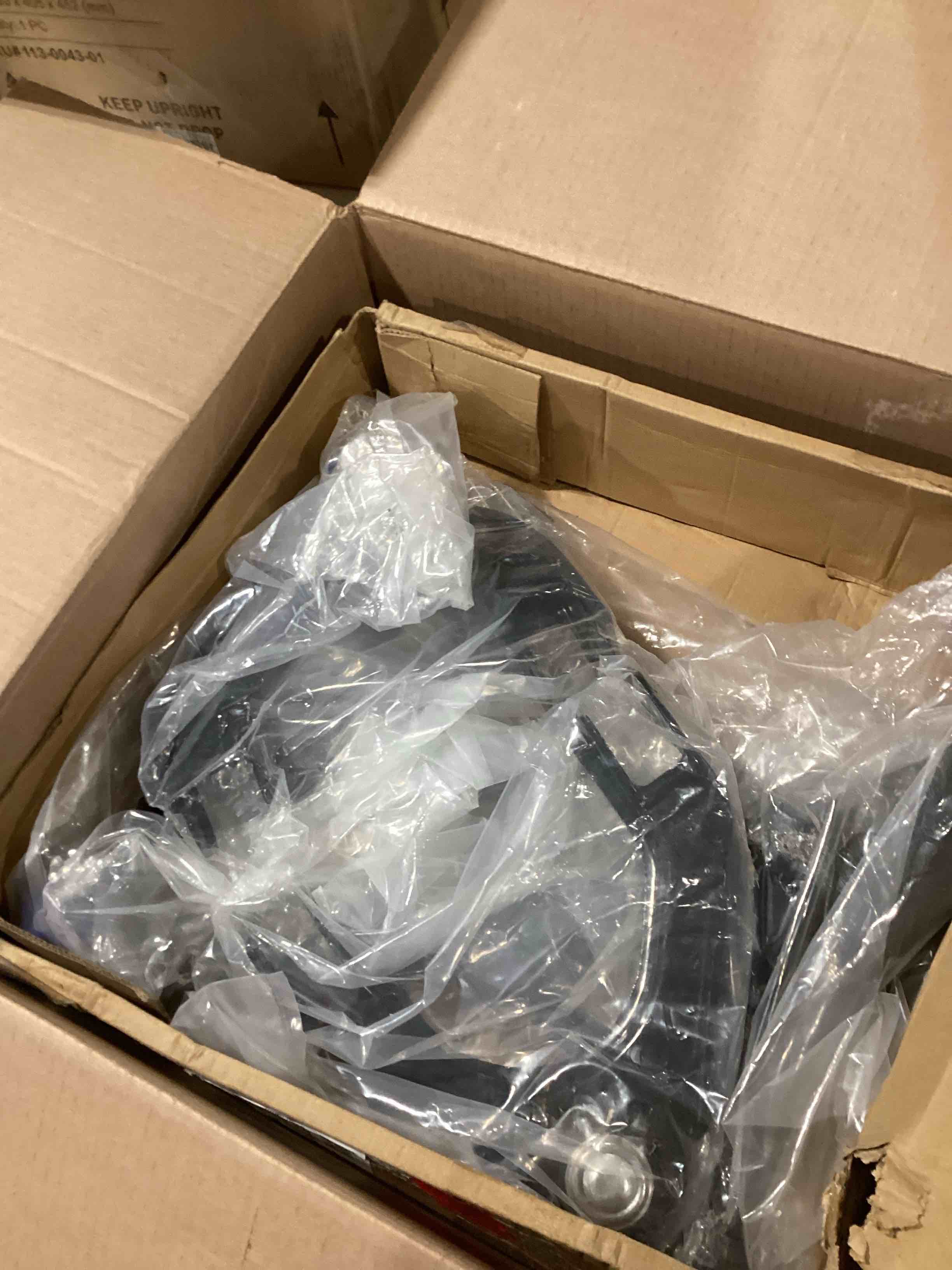 https://s3.amazonaws.com/lotting-images-prod/bidfta/PNK0361277_1730404122677.jpeg