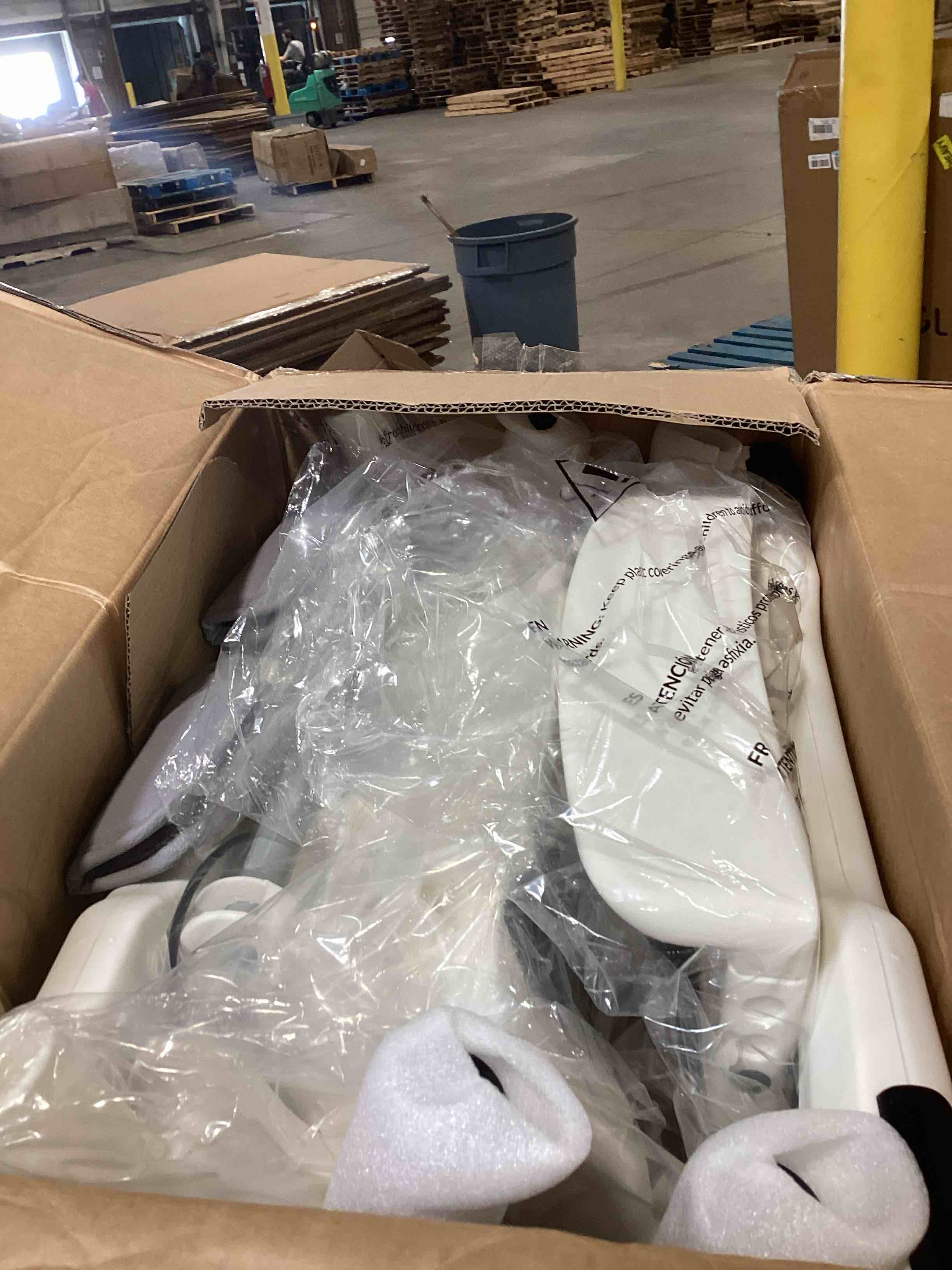 https://s3.amazonaws.com/lotting-images-prod/bidfta/PNK0361448_1730304055325.jpeg