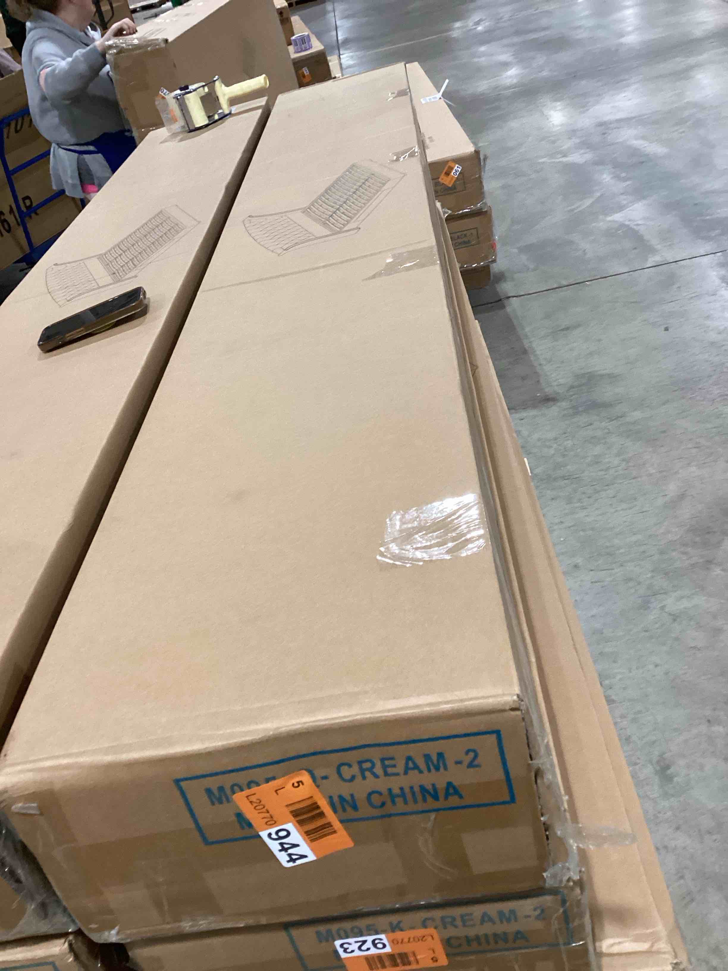 https://s3.amazonaws.com/lotting-images-prod/bidfta/PNK0368716_1732288506192.jpeg