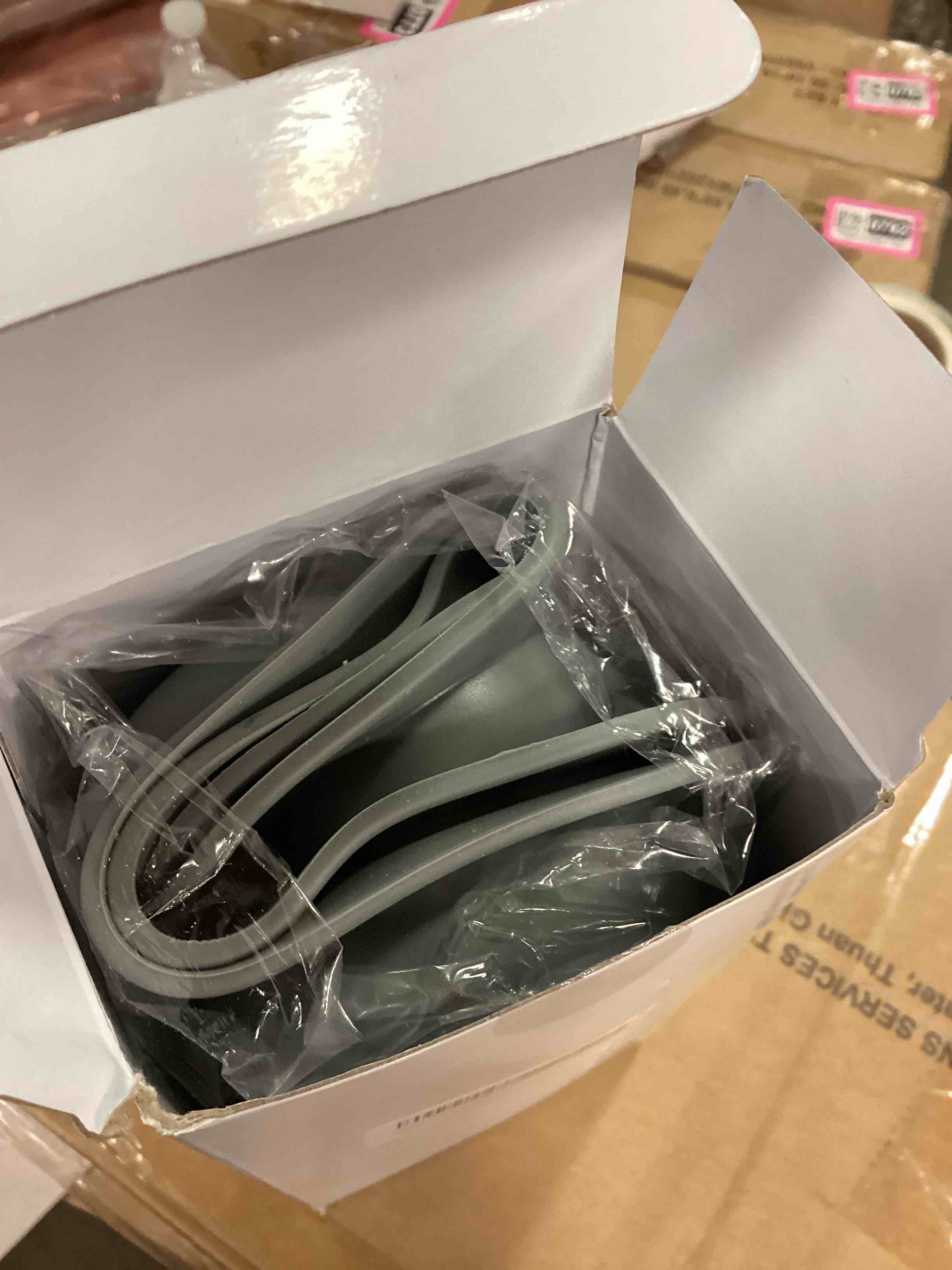 https://s3.amazonaws.com/lotting-images-prod/bidfta/PNK0380762_1732051384380.jpeg