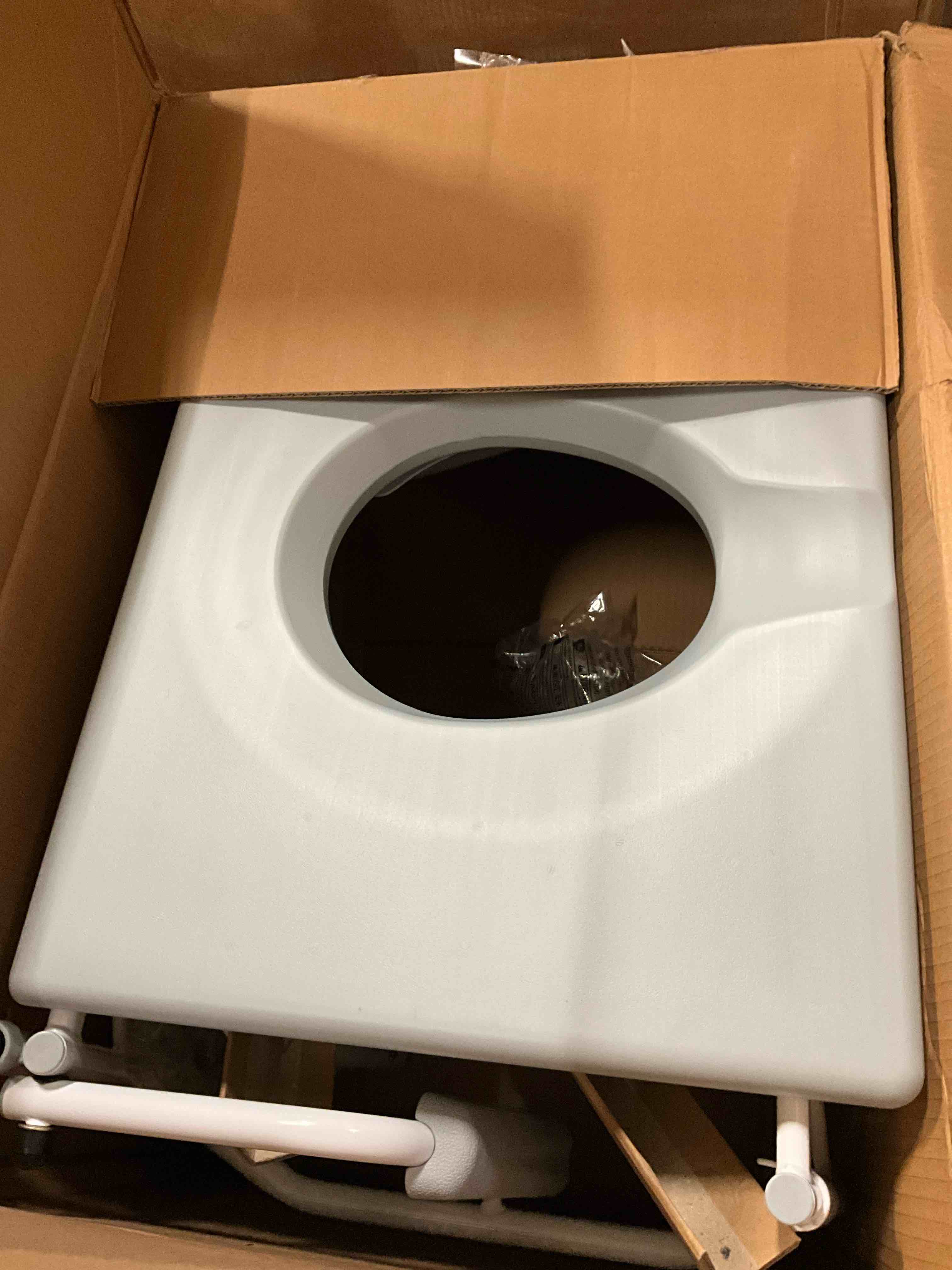 https://s3.amazonaws.com/lotting-images-prod/bidfta/PNK0388853_1730320778602.jpeg