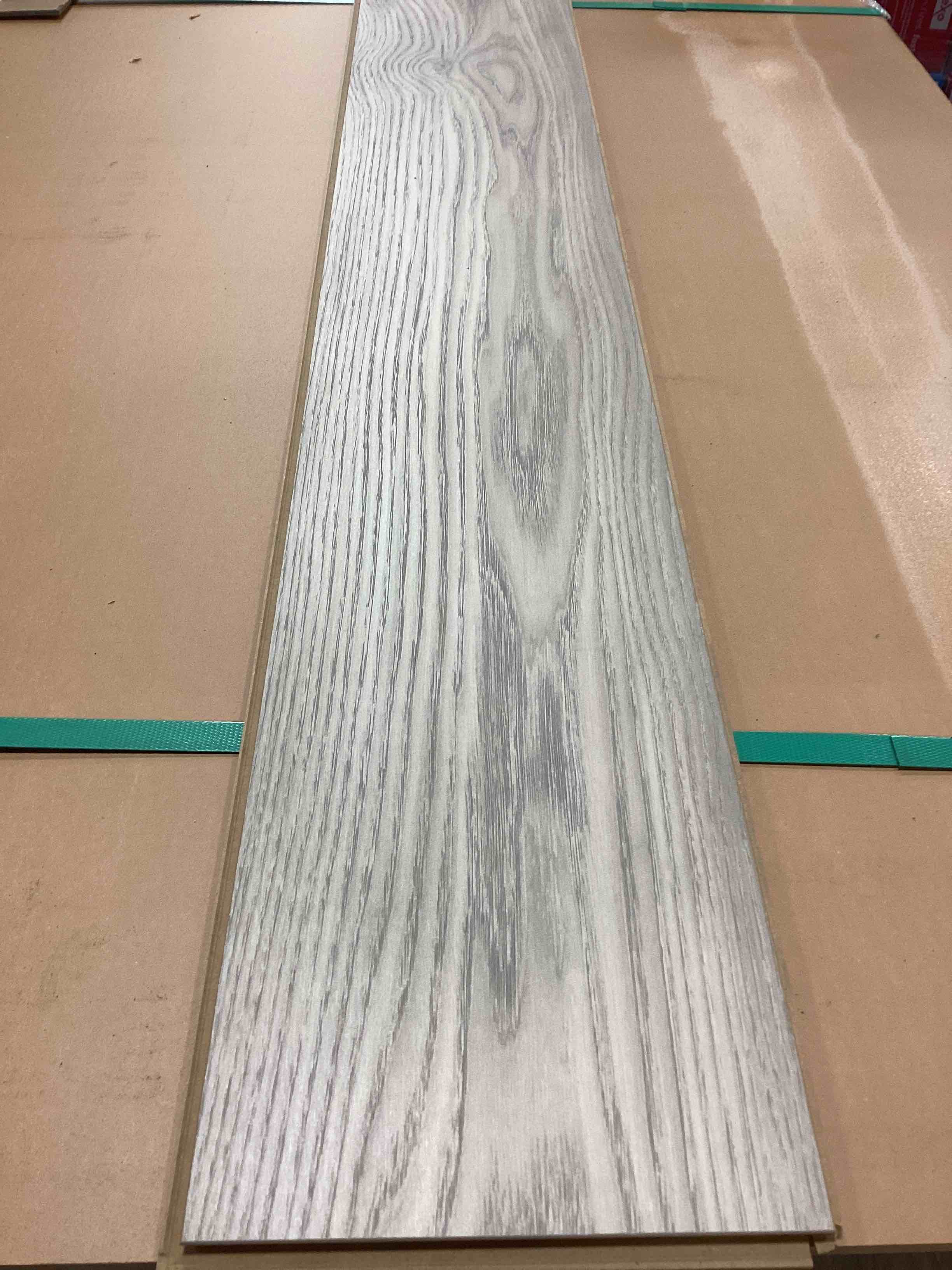 Laminate Wood Flooring (22.66 sq ft/ Box) 56 Boxes = 1269.33  Sq Ft- Bid per sq ft 