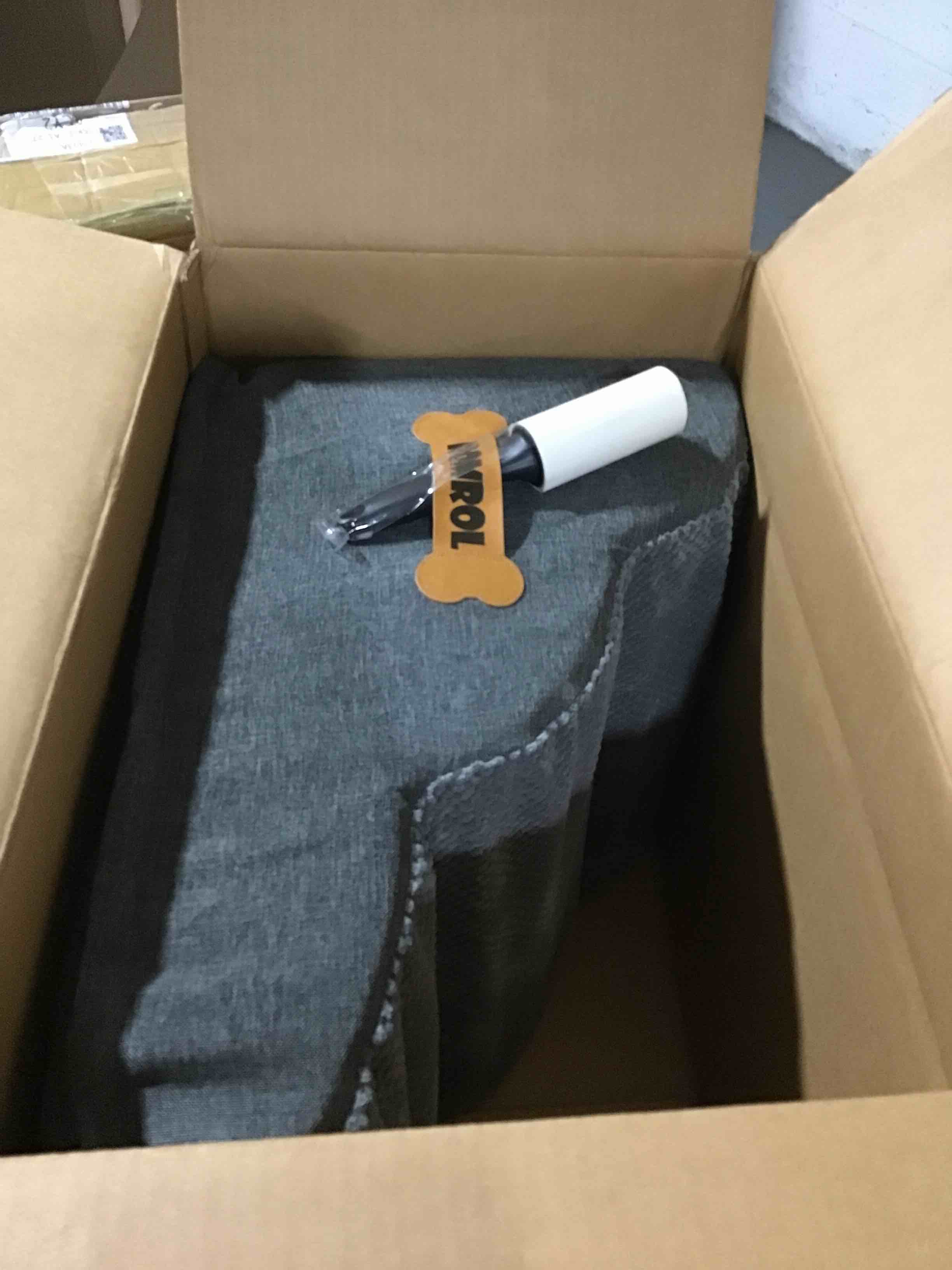 https://s3.amazonaws.com/lotting-images-prod/bidfta/PNK0441657_1730310464931.jpeg
