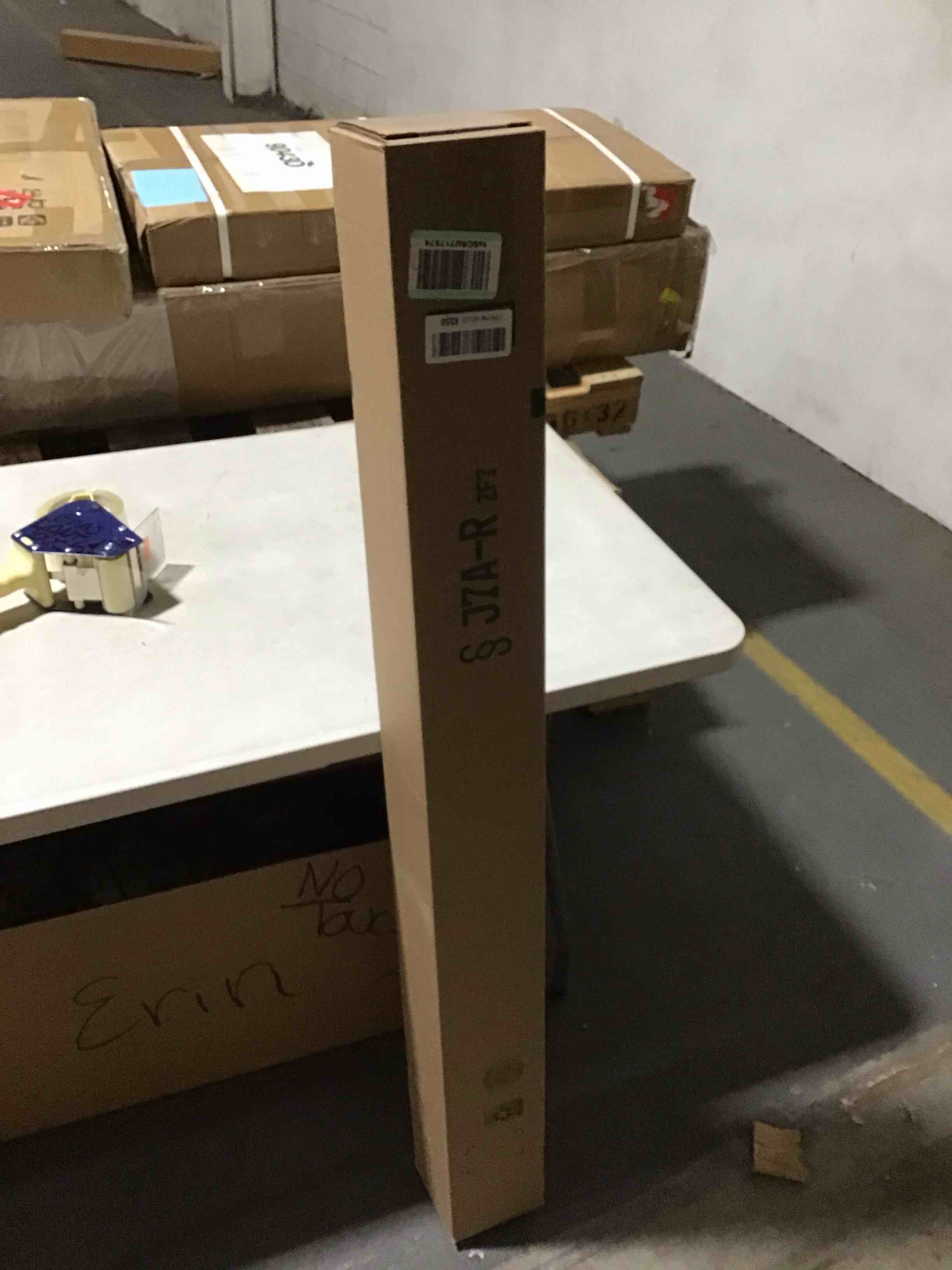 https://s3.amazonaws.com/lotting-images-prod/bidfta/PNK0441963_1730129637701.jpeg