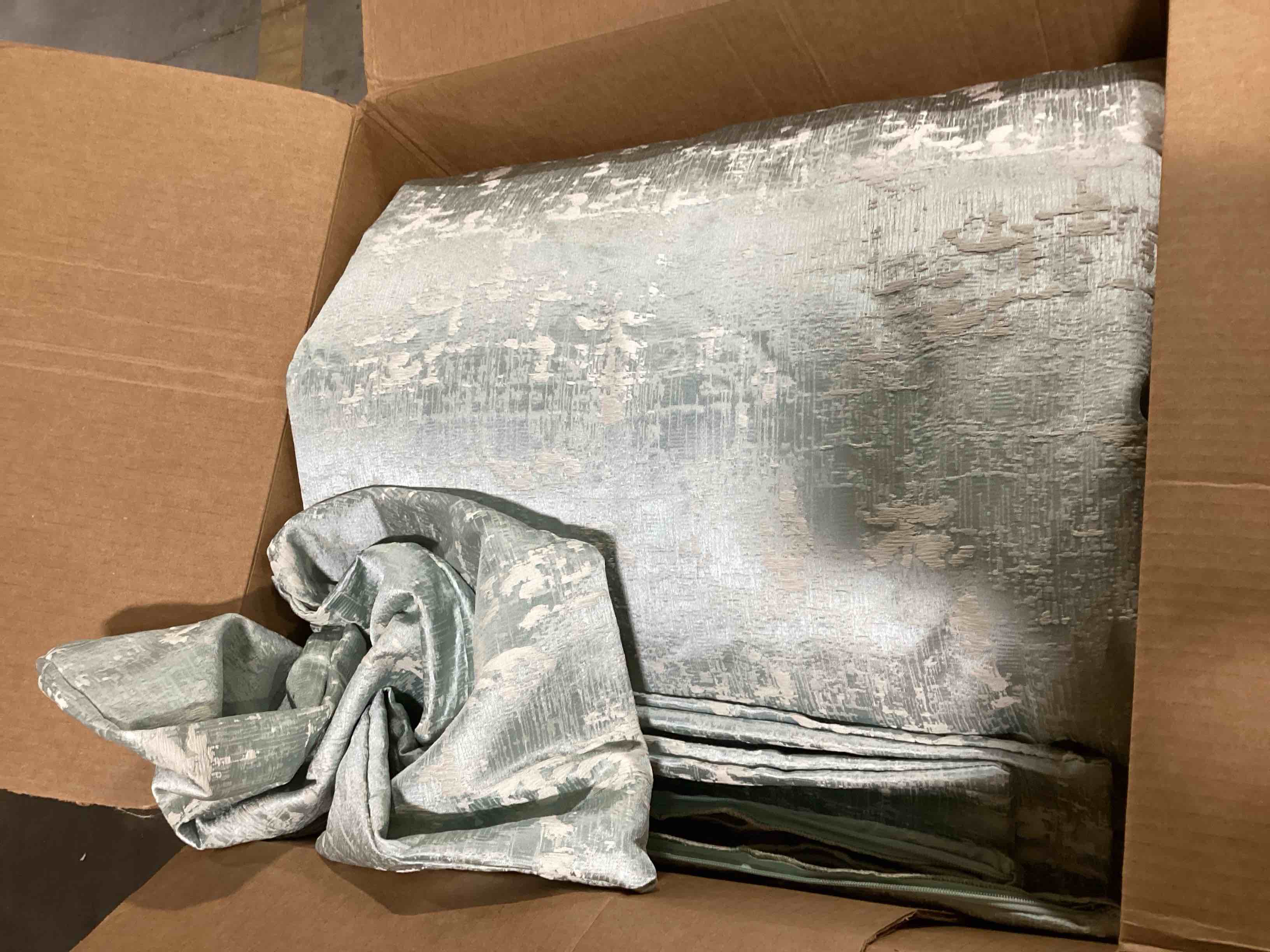 Blue and White comforter set (incomplete)