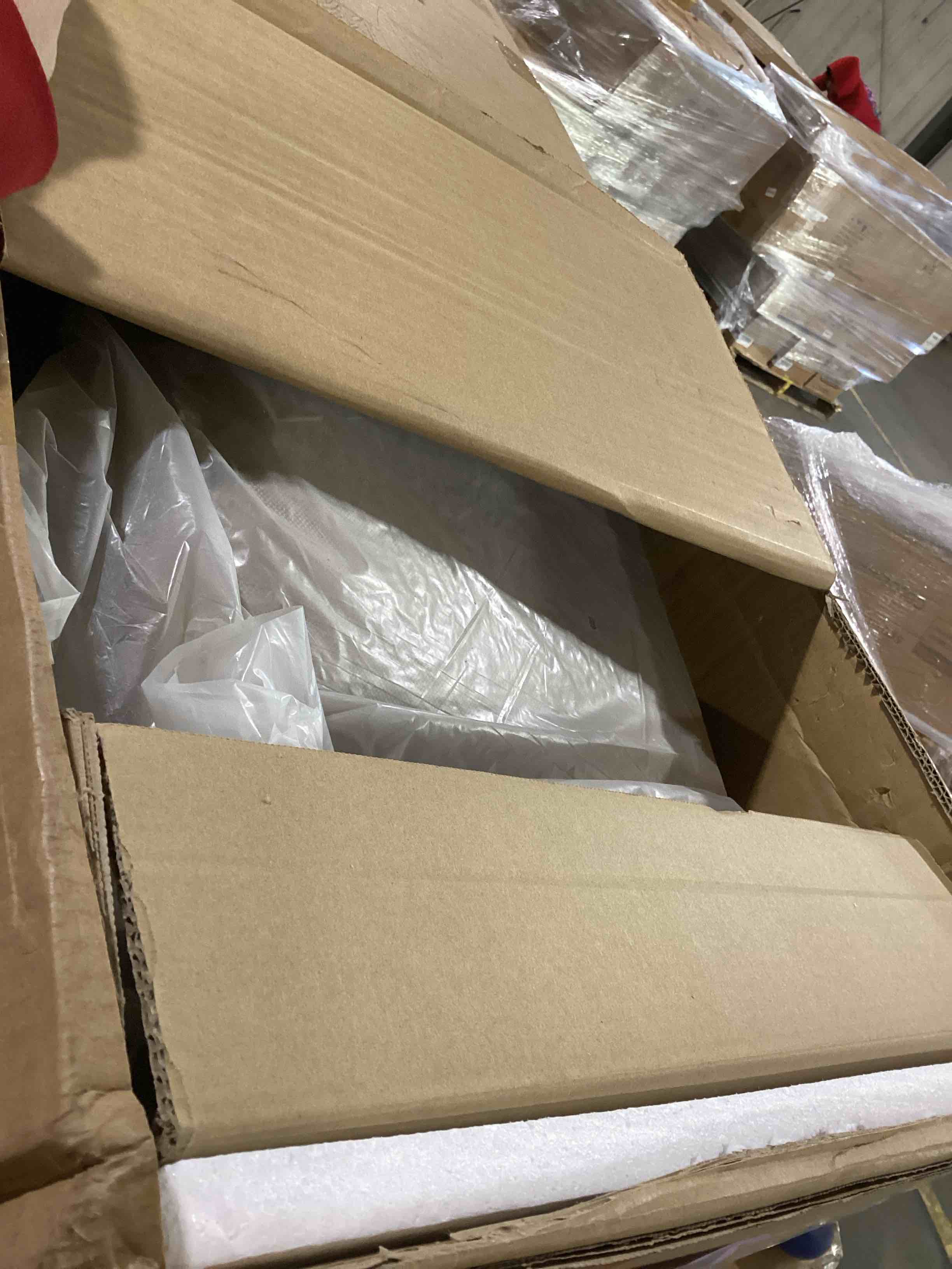 https://s3.amazonaws.com/lotting-images-prod/bidfta/PNK0446920_1735589938660.jpeg