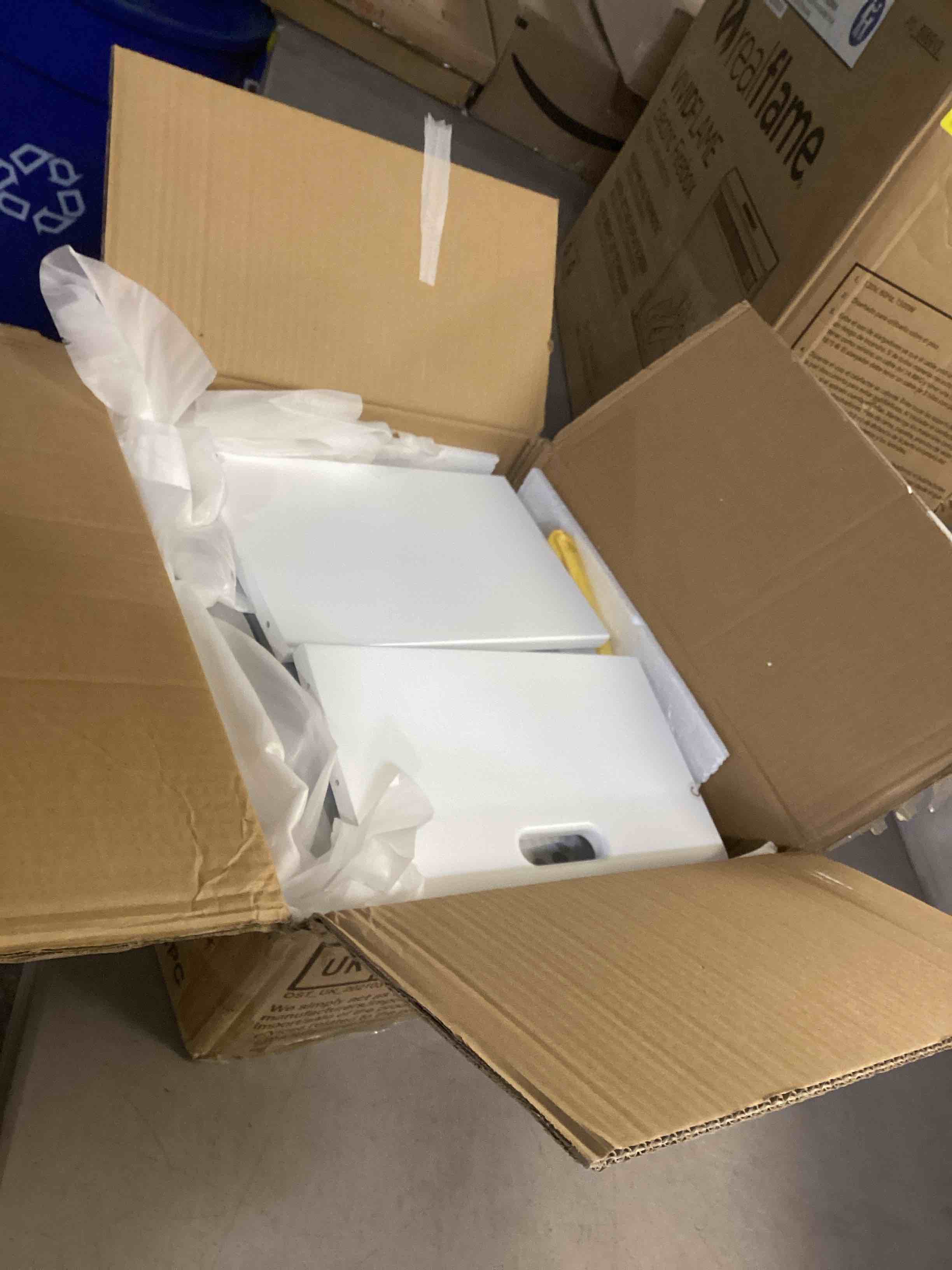 https://s3.amazonaws.com/lotting-images-prod/bidfta/PNK0447629_1731600608403.jpeg