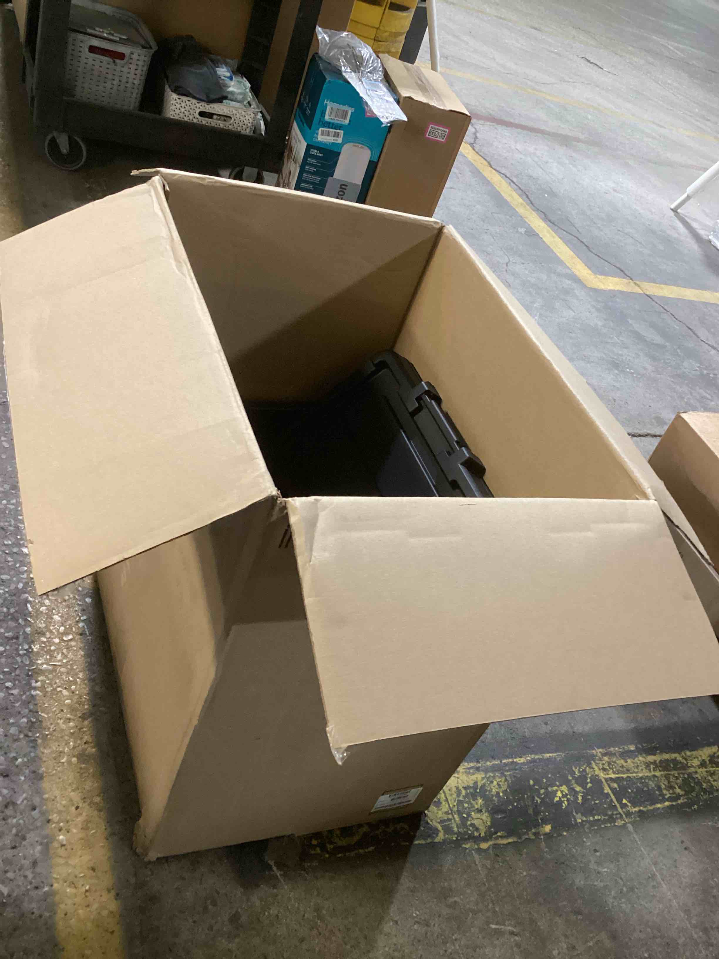 https://s3.amazonaws.com/lotting-images-prod/bidfta/PNK0447660_1731593629846.jpeg