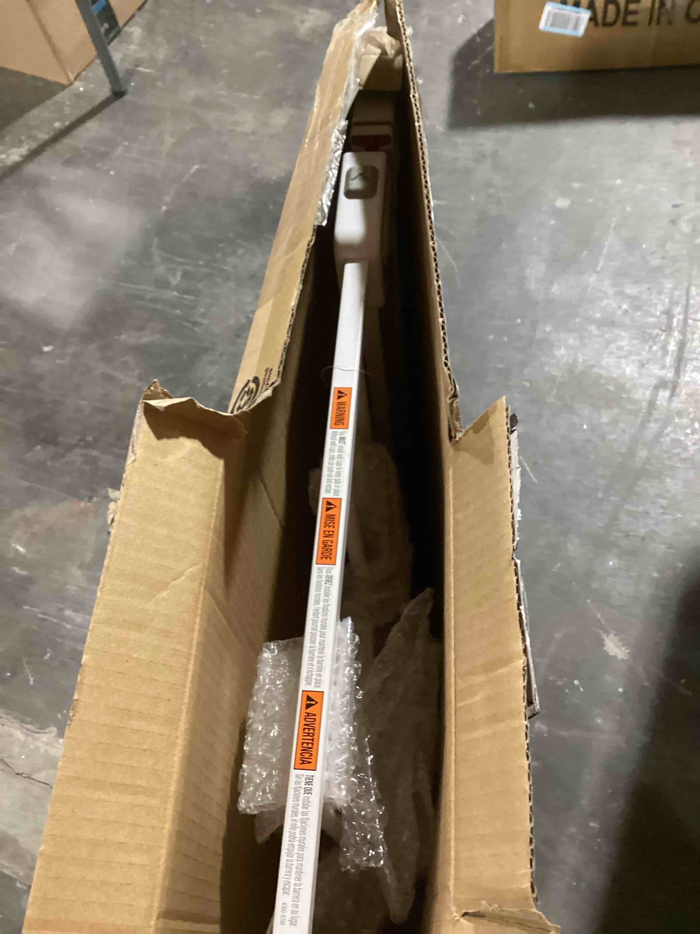 https://s3.amazonaws.com/lotting-images-prod/bidfta/PNK0449679_1730313794074.jpeg