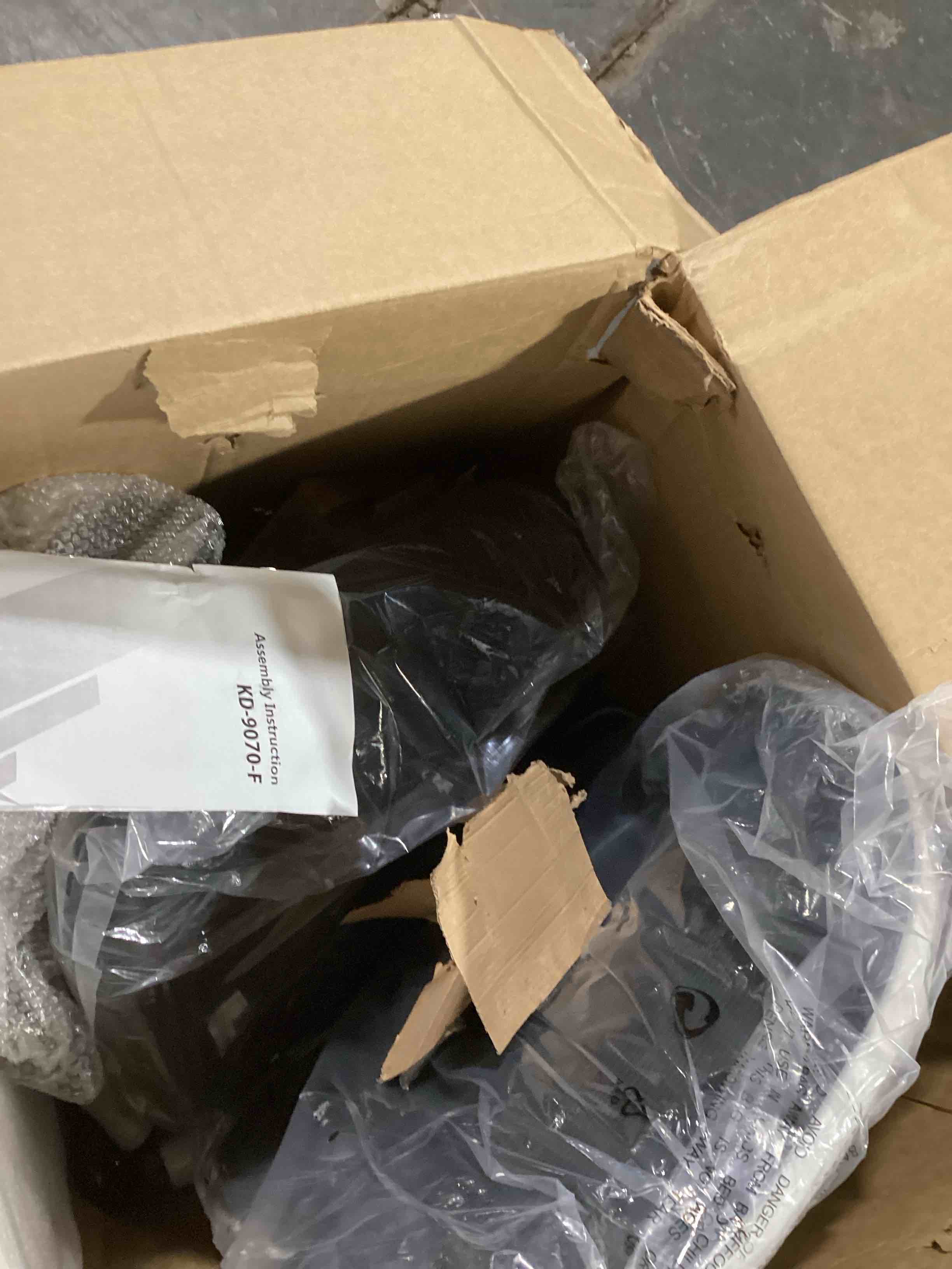 https://s3.amazonaws.com/lotting-images-prod/bidfta/PNK0451011_1731676516881.jpeg