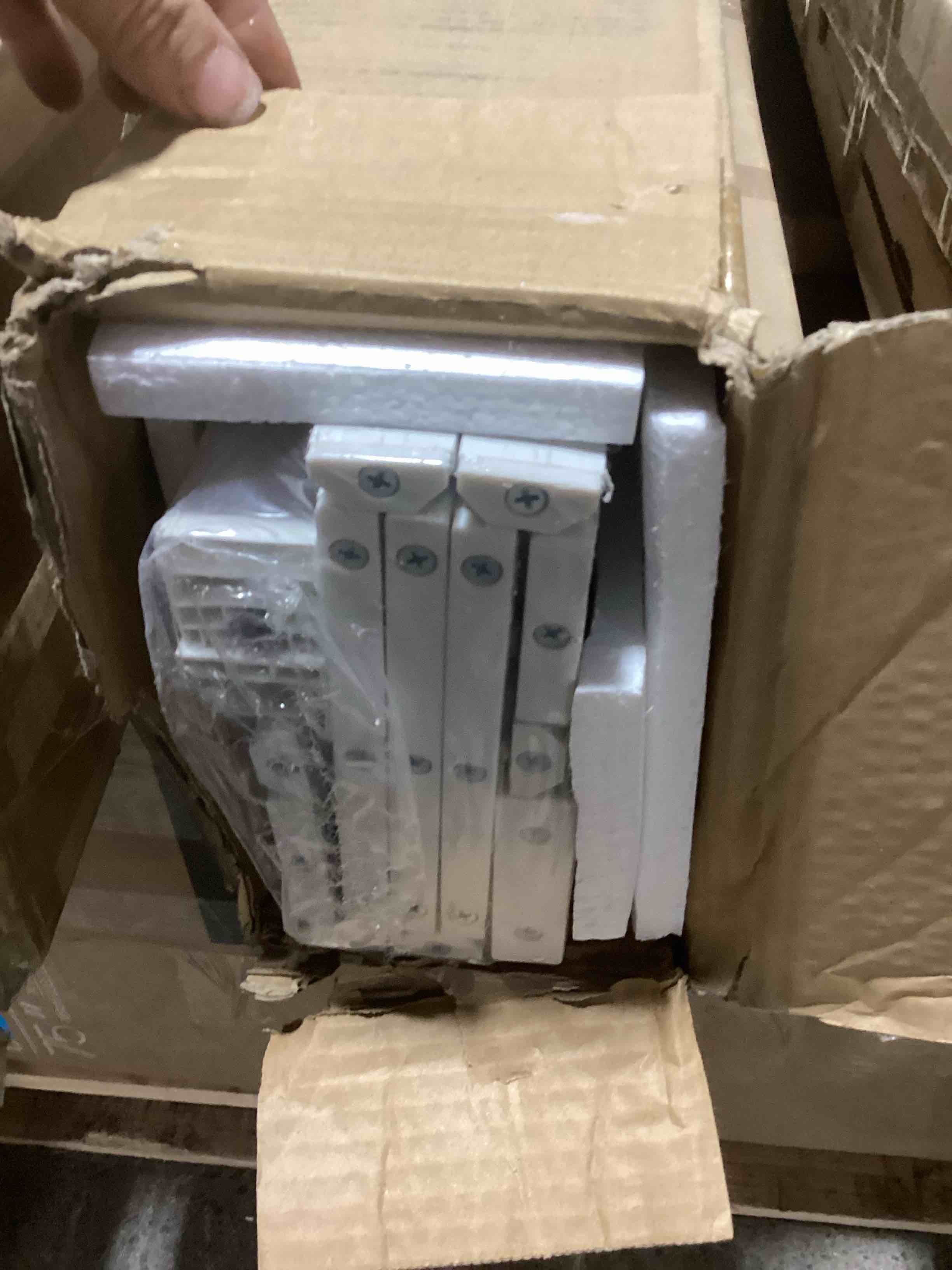 https://s3.amazonaws.com/lotting-images-prod/bidfta/PNK0451976_1730472792132.jpeg
