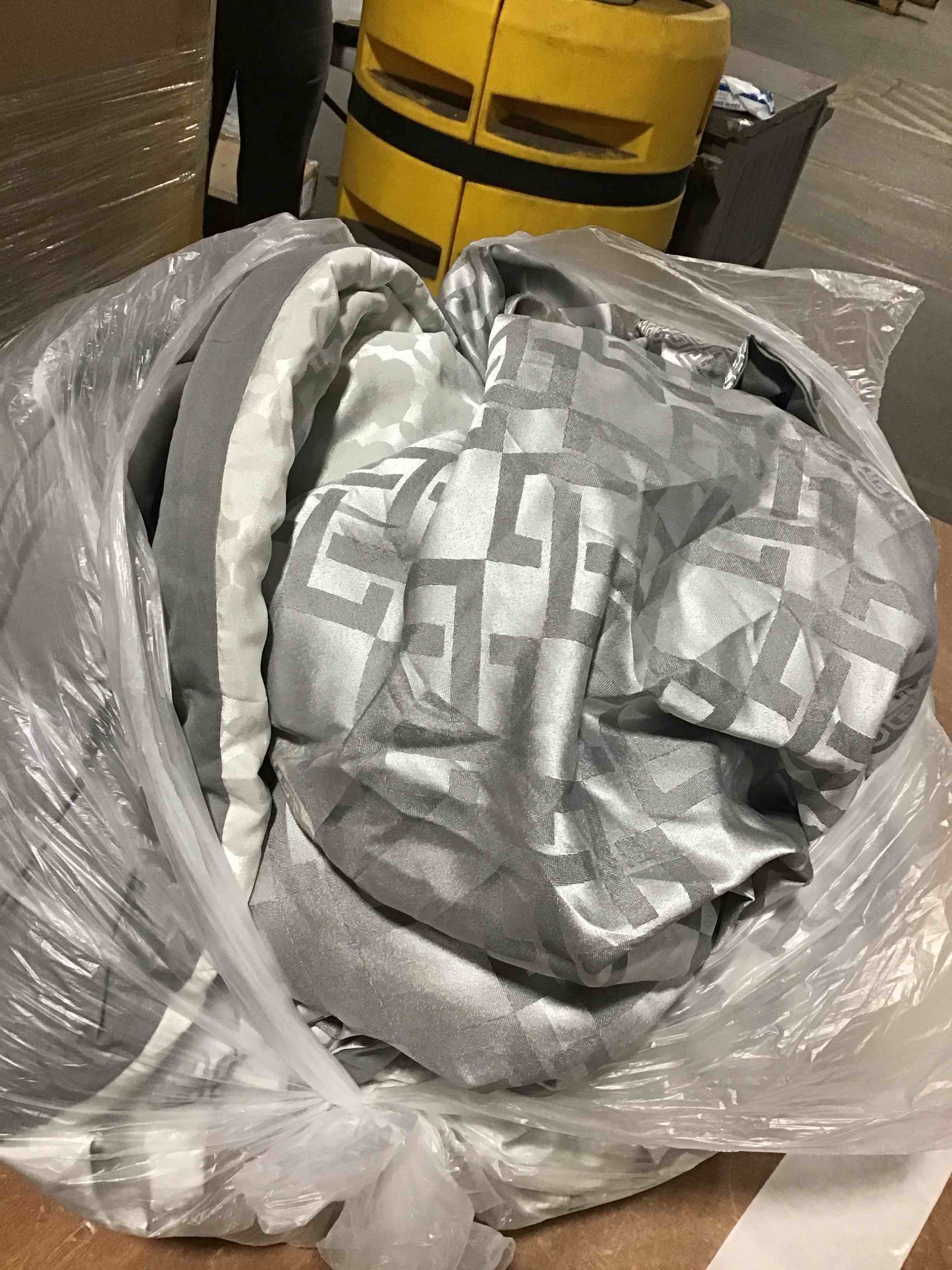 https://s3.amazonaws.com/lotting-images-prod/bidfta/PNK0455683_1729694127515.jpeg
