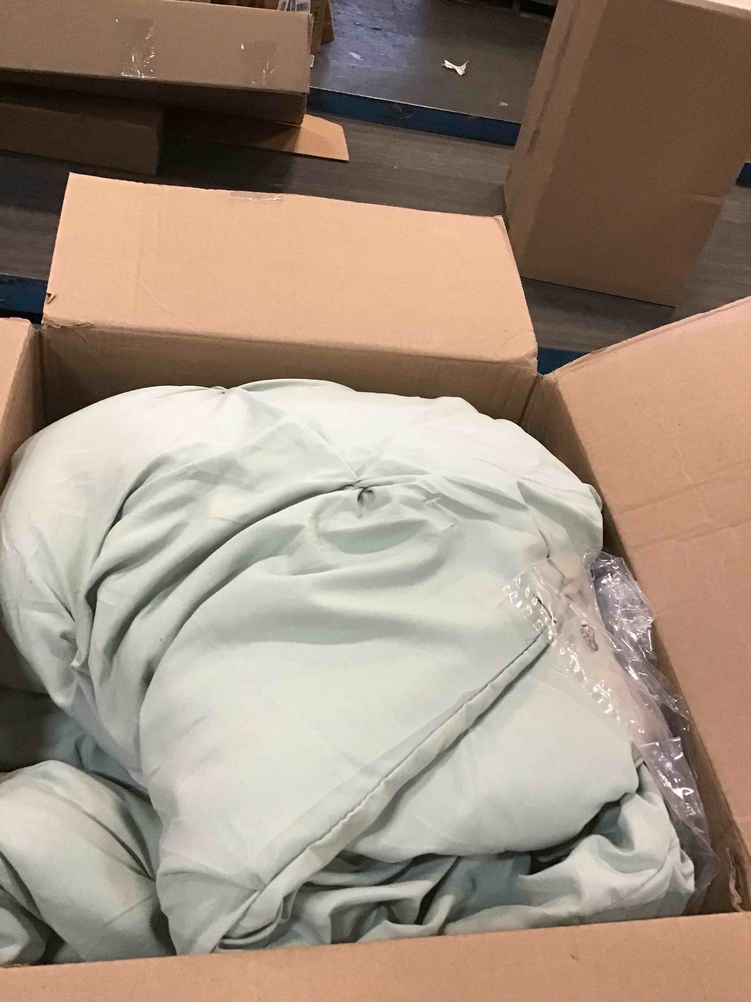 https://s3.amazonaws.com/lotting-images-prod/bidfta/PNK0459616_1729348290248.jpeg