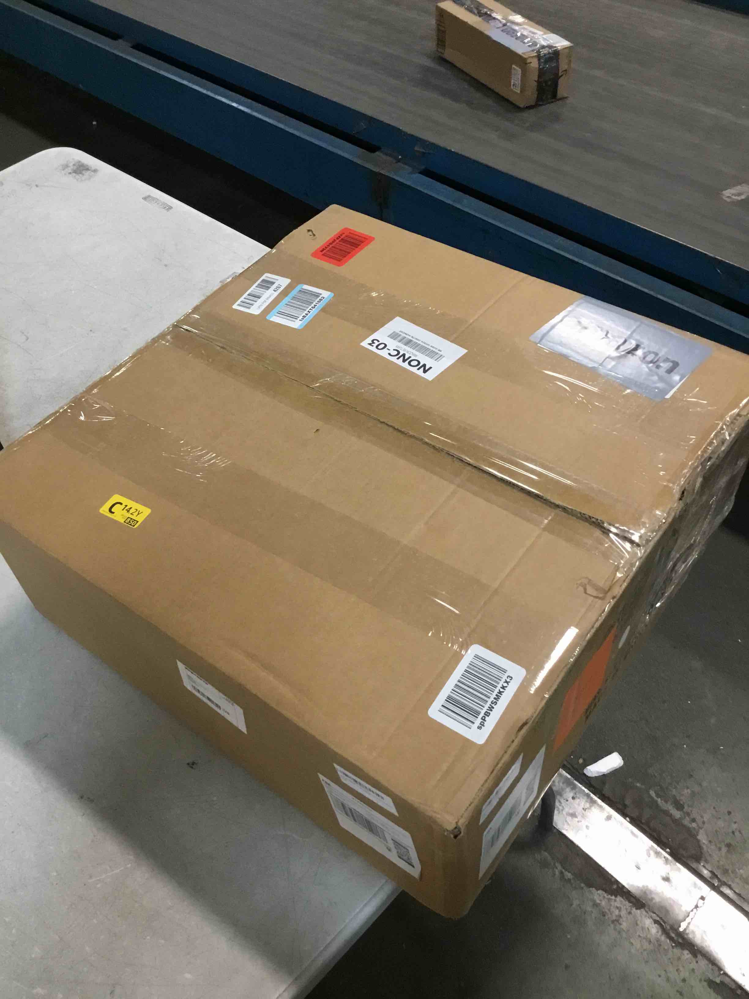https://s3.amazonaws.com/lotting-images-prod/bidfta/PNK0460586_1730422166637.jpeg