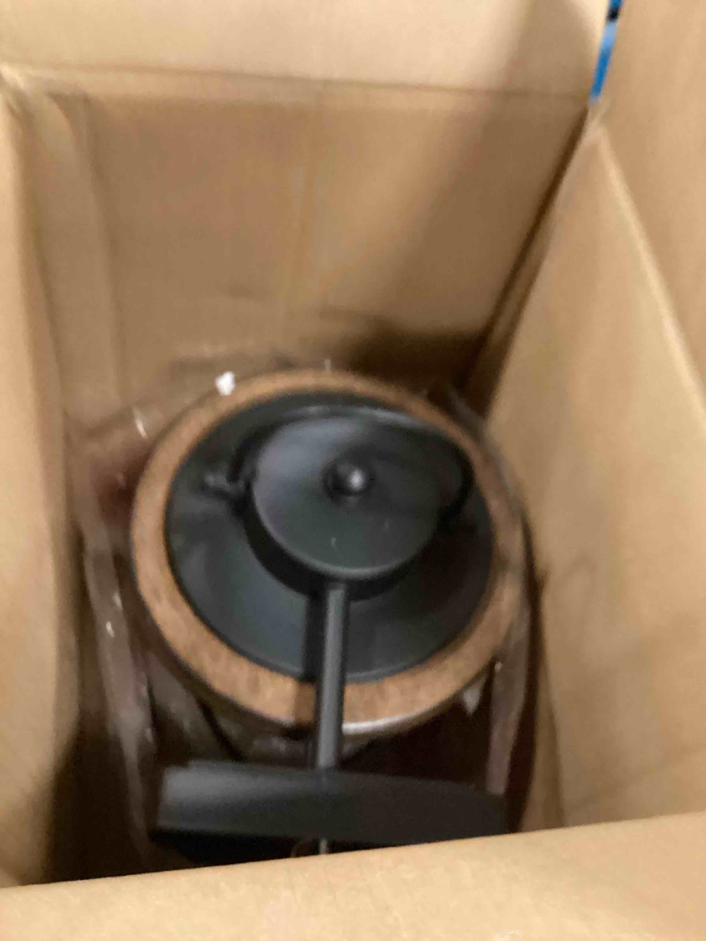https://s3.amazonaws.com/lotting-images-prod/bidfta/PNK0465667_1729597076870.jpeg