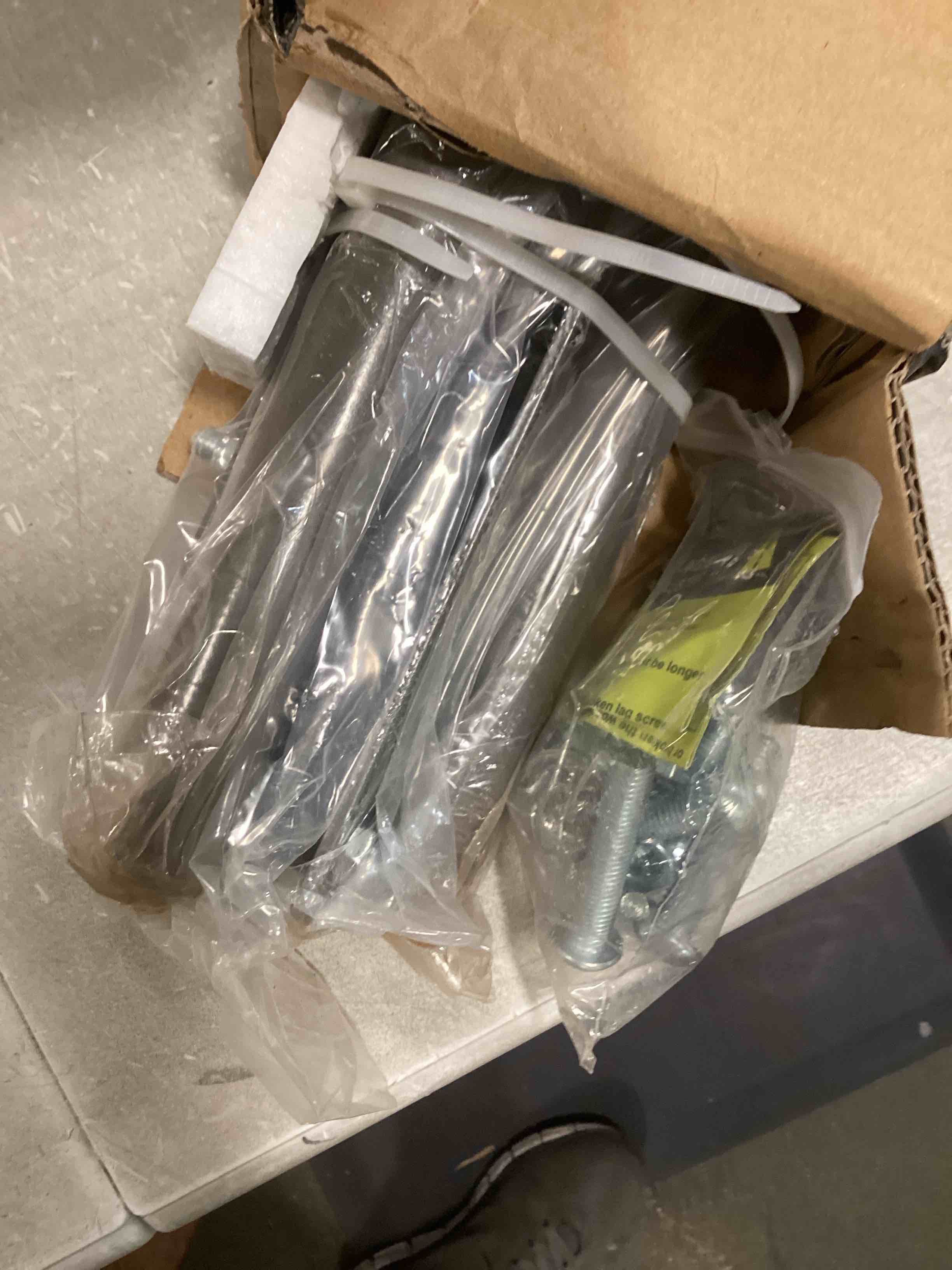 https://s3.amazonaws.com/lotting-images-prod/bidfta/PNK0466565_1729721936502.jpeg