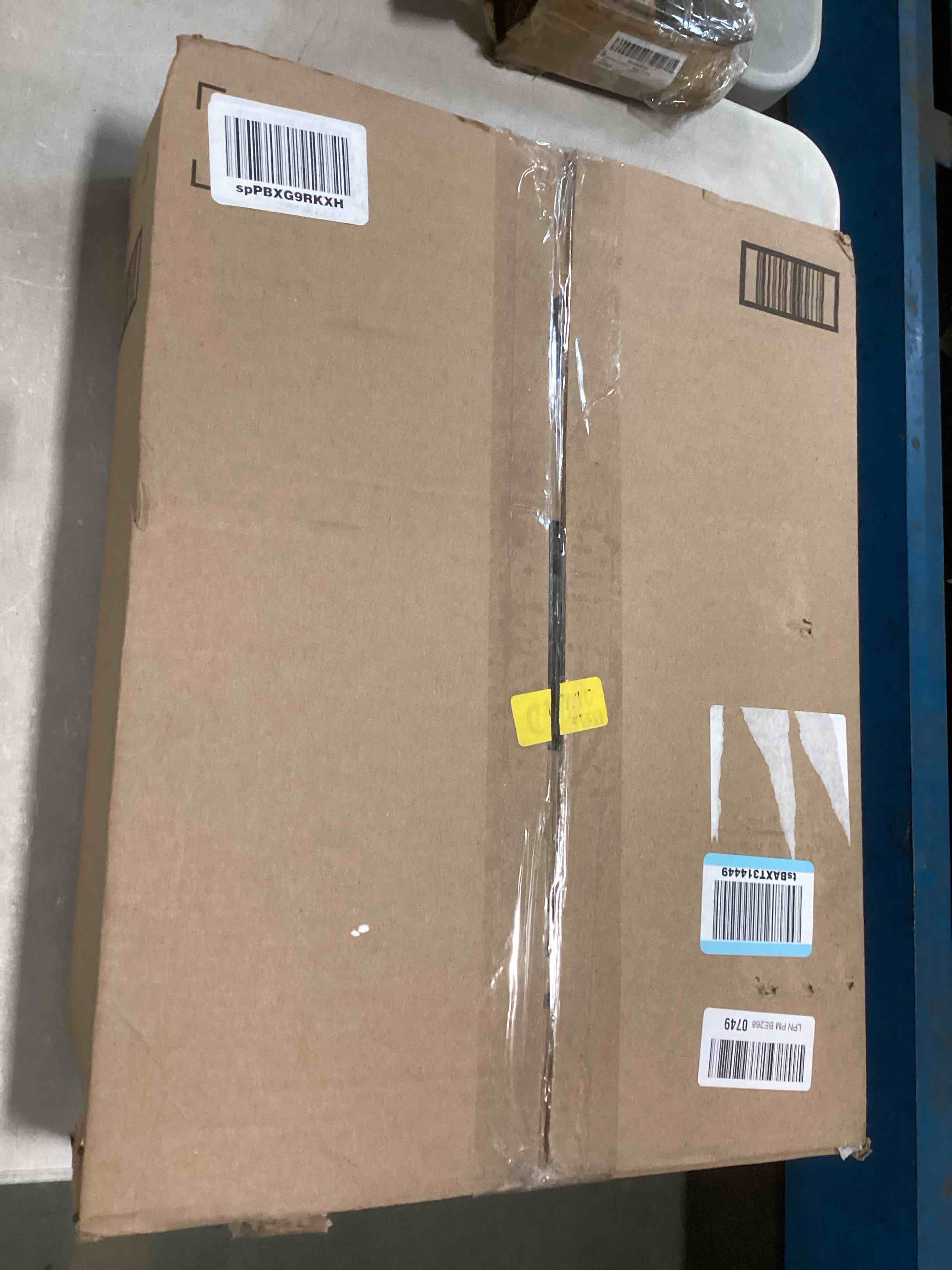 https://s3.amazonaws.com/lotting-images-prod/bidfta/PNK0467850_1729116948878.jpeg
