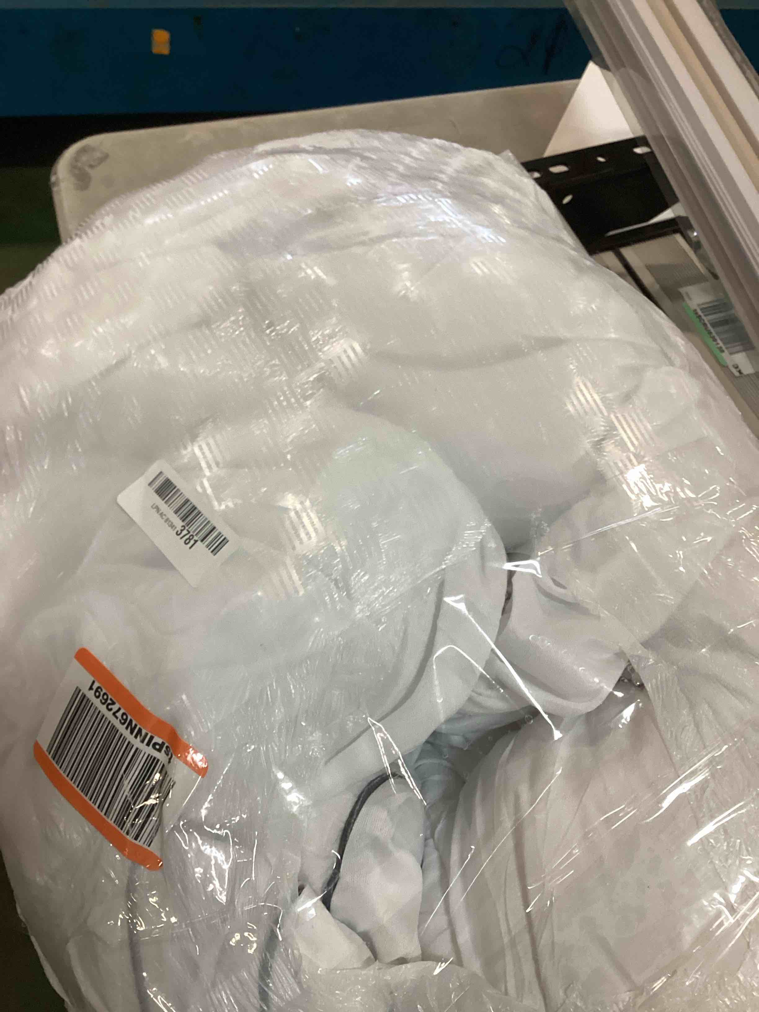 https://s3.amazonaws.com/lotting-images-prod/bidfta/PNK0469099_1729625515674.jpeg