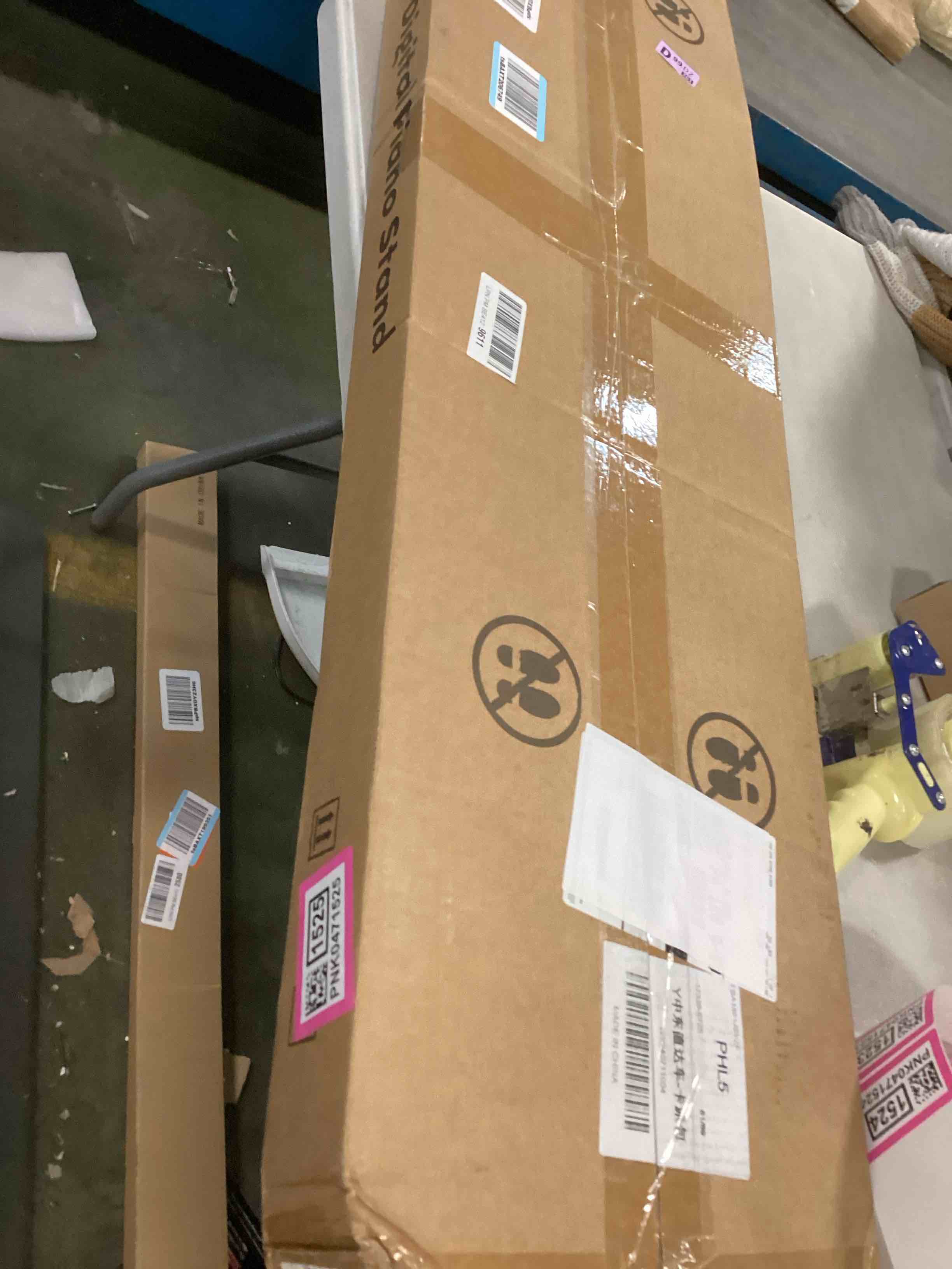 https://s3.amazonaws.com/lotting-images-prod/bidfta/PNK0471525_1729190080625.jpeg