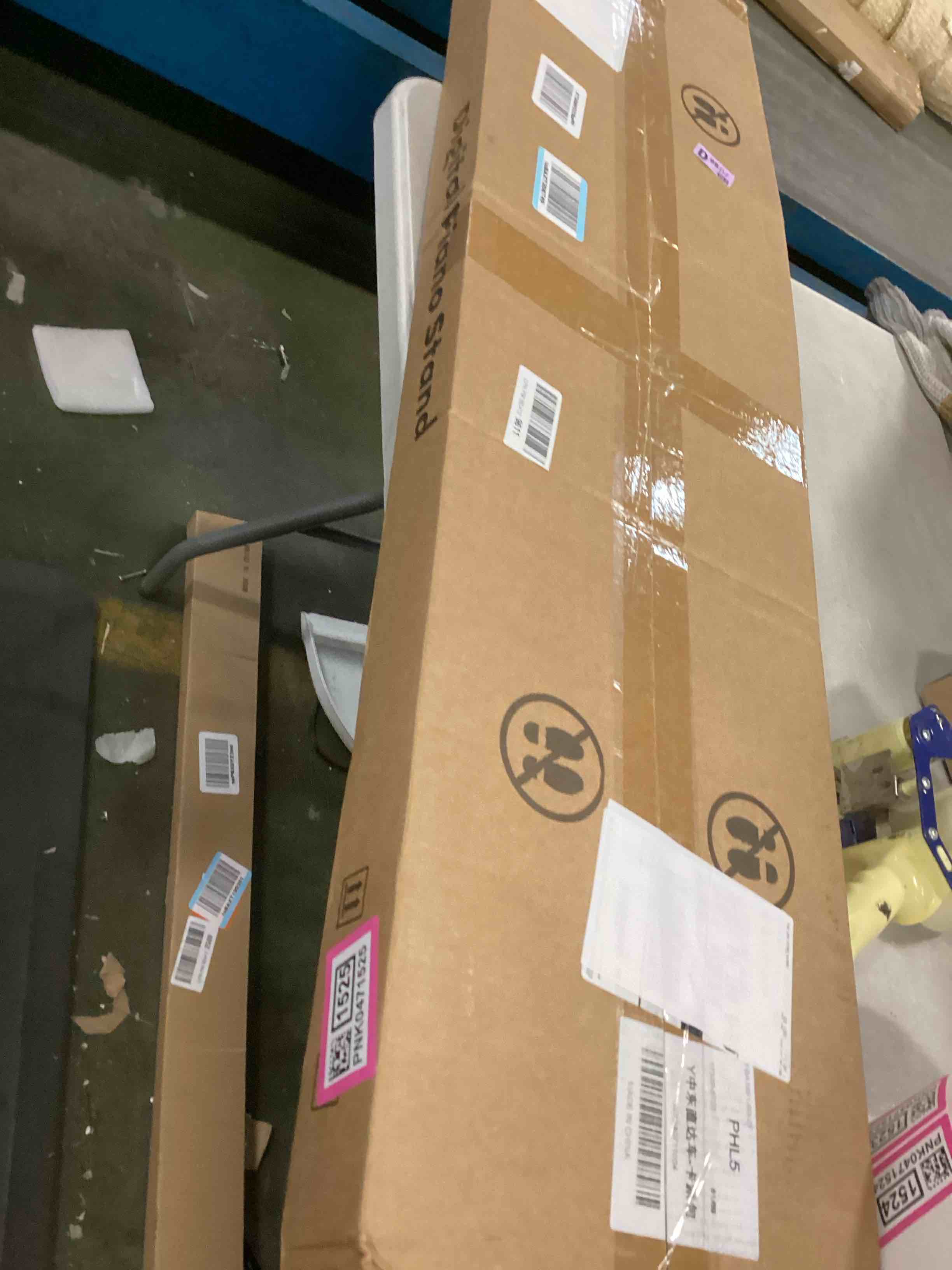 https://s3.amazonaws.com/lotting-images-prod/bidfta/PNK0471525_1729190081376.jpeg