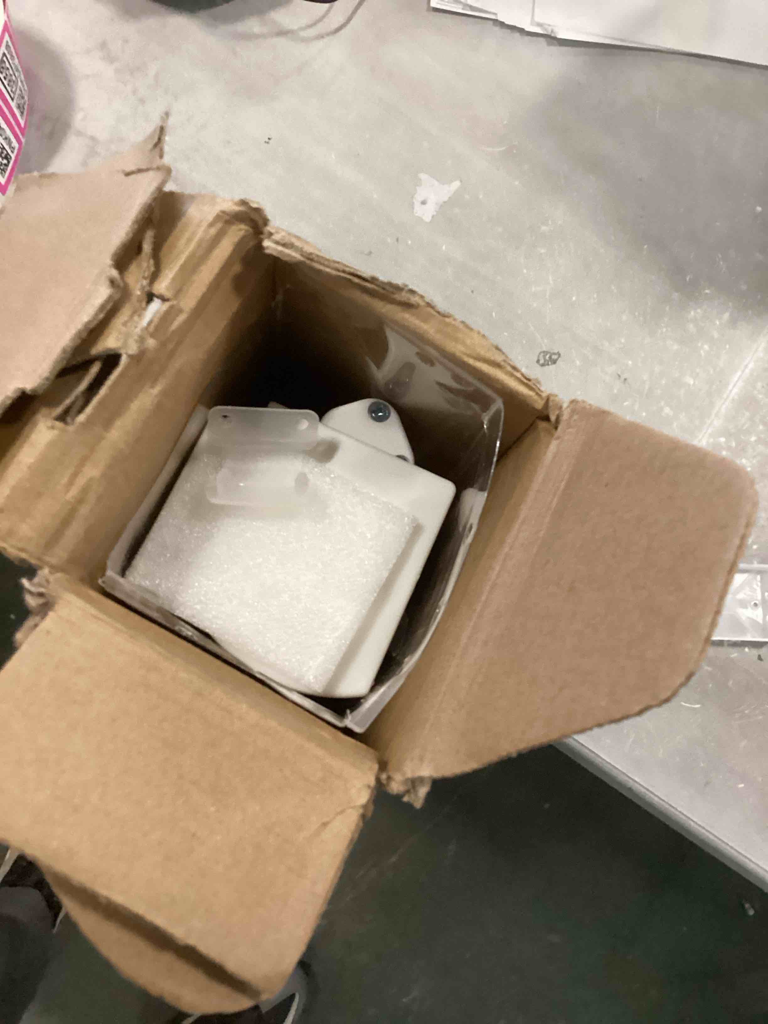 https://s3.amazonaws.com/lotting-images-prod/bidfta/PNK0473860_1729100348021.jpeg
