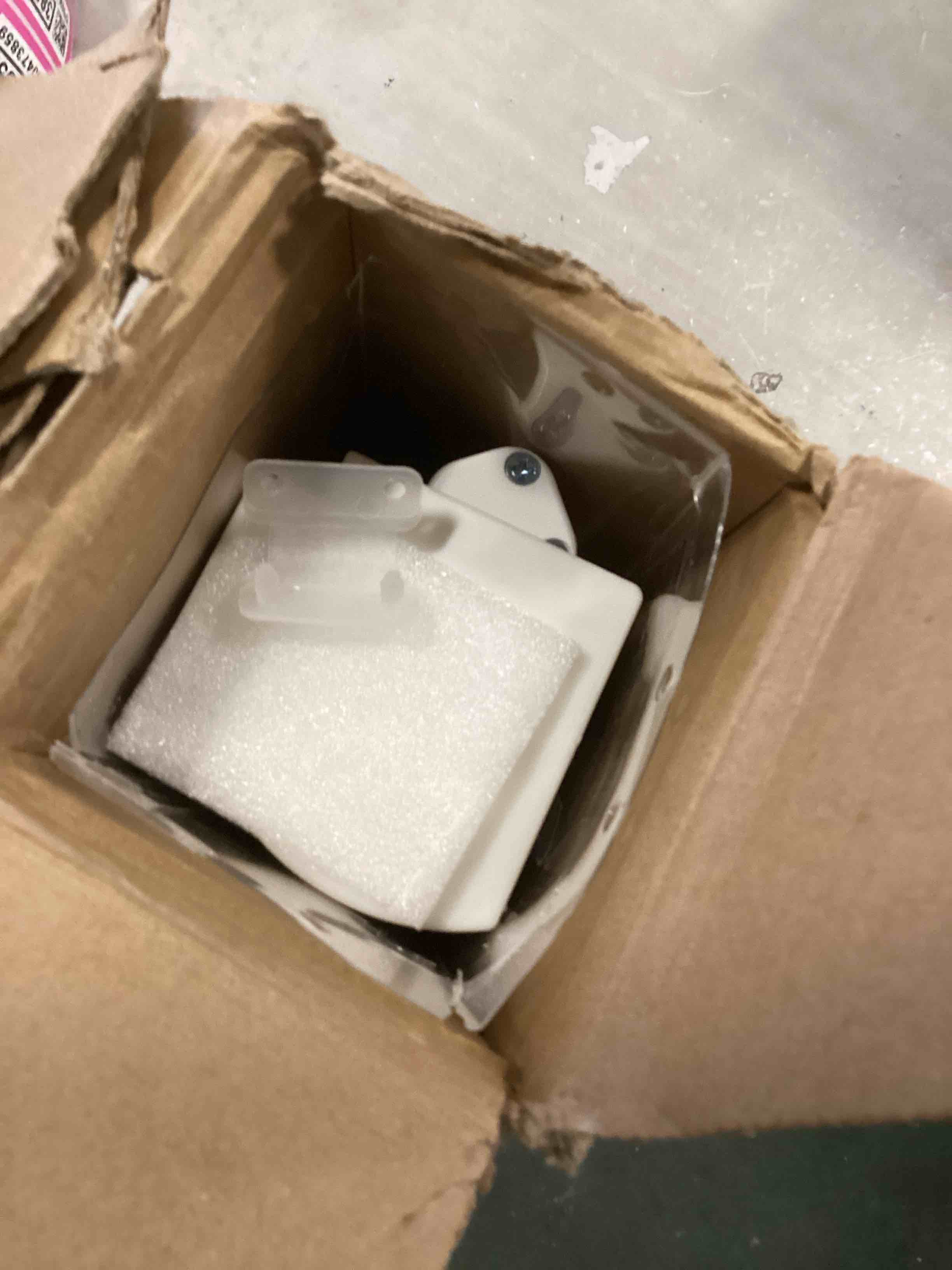 https://s3.amazonaws.com/lotting-images-prod/bidfta/PNK0473860_1729100349283.jpeg