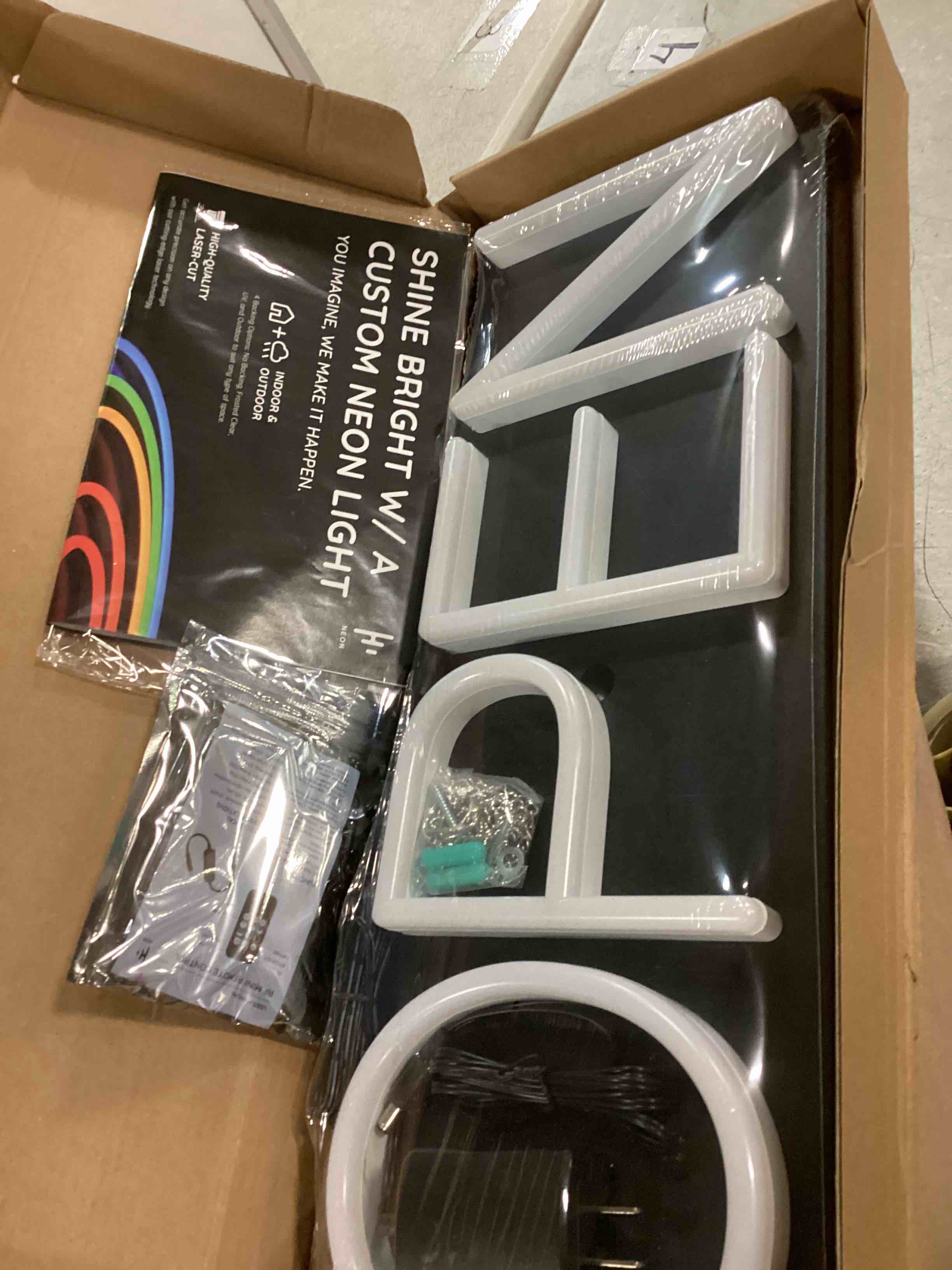 https://s3.amazonaws.com/lotting-images-prod/bidfta/PNK0476073_1730328479186.jpeg