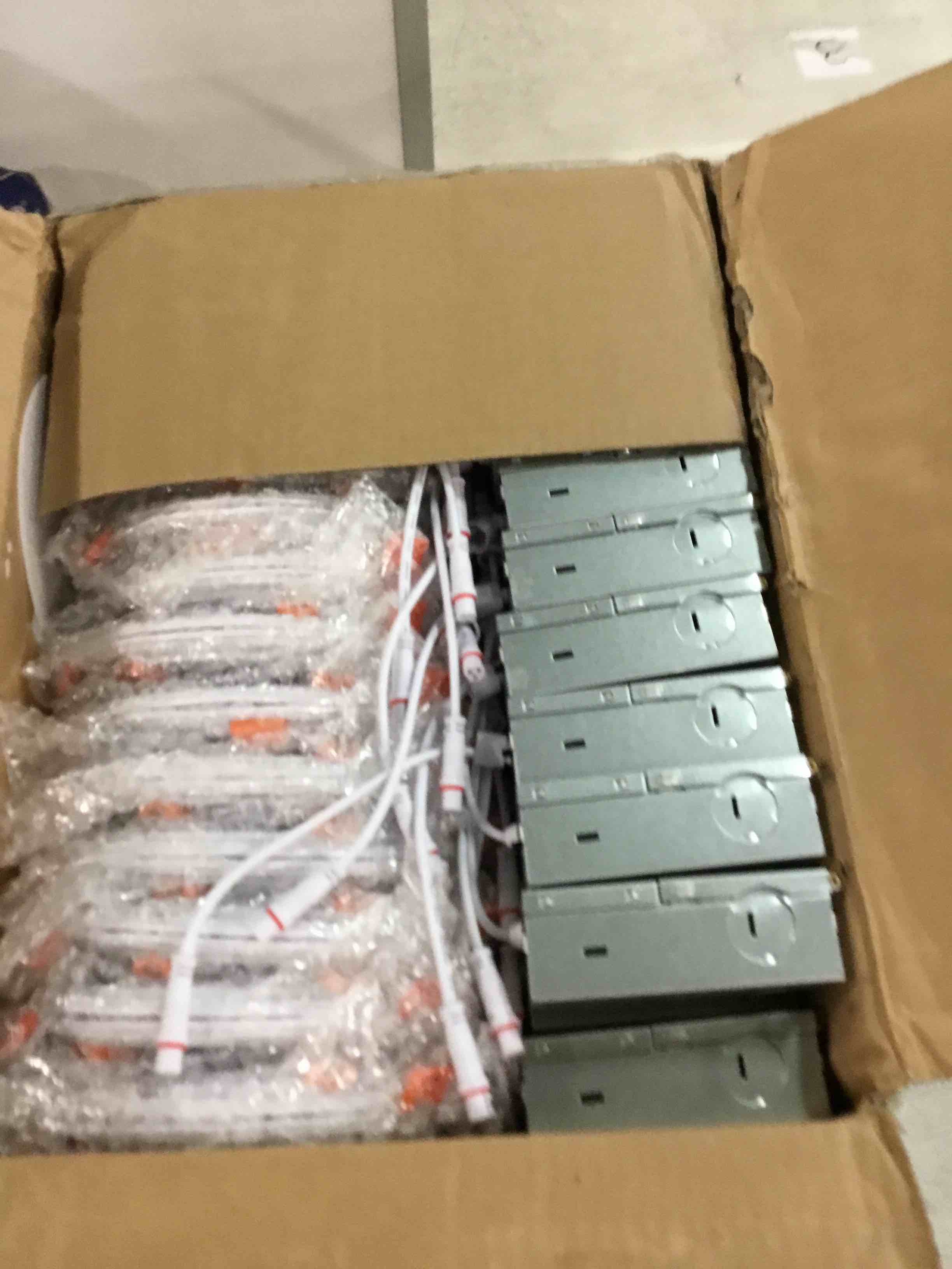 https://s3.amazonaws.com/lotting-images-prod/bidfta/PNK0476531_1730158514834.jpeg