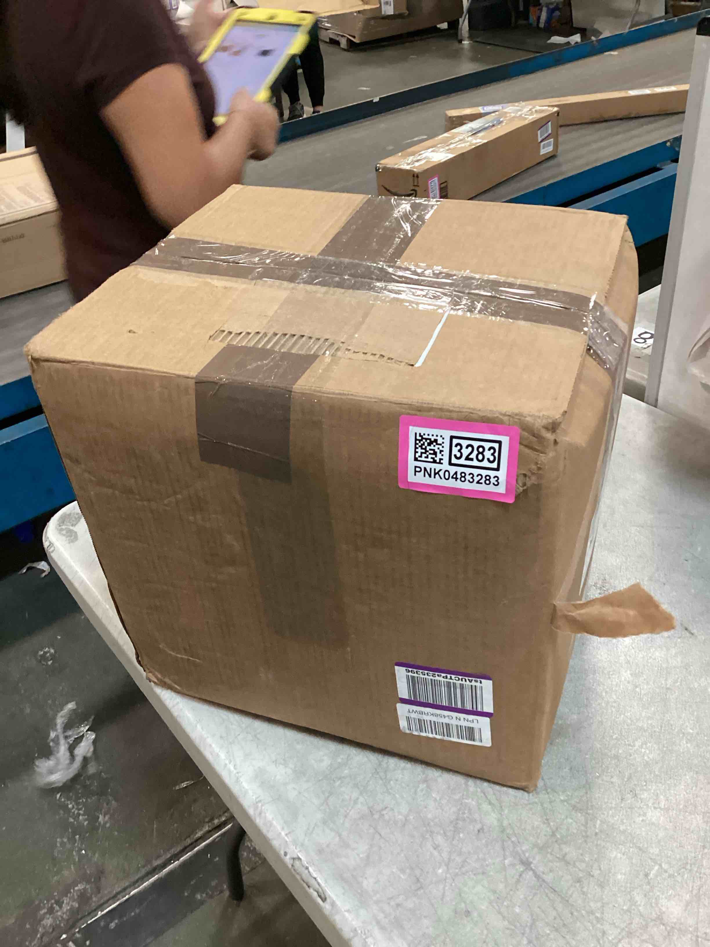 https://s3.amazonaws.com/lotting-images-prod/bidfta/PNK0483283_1730392215721.jpeg