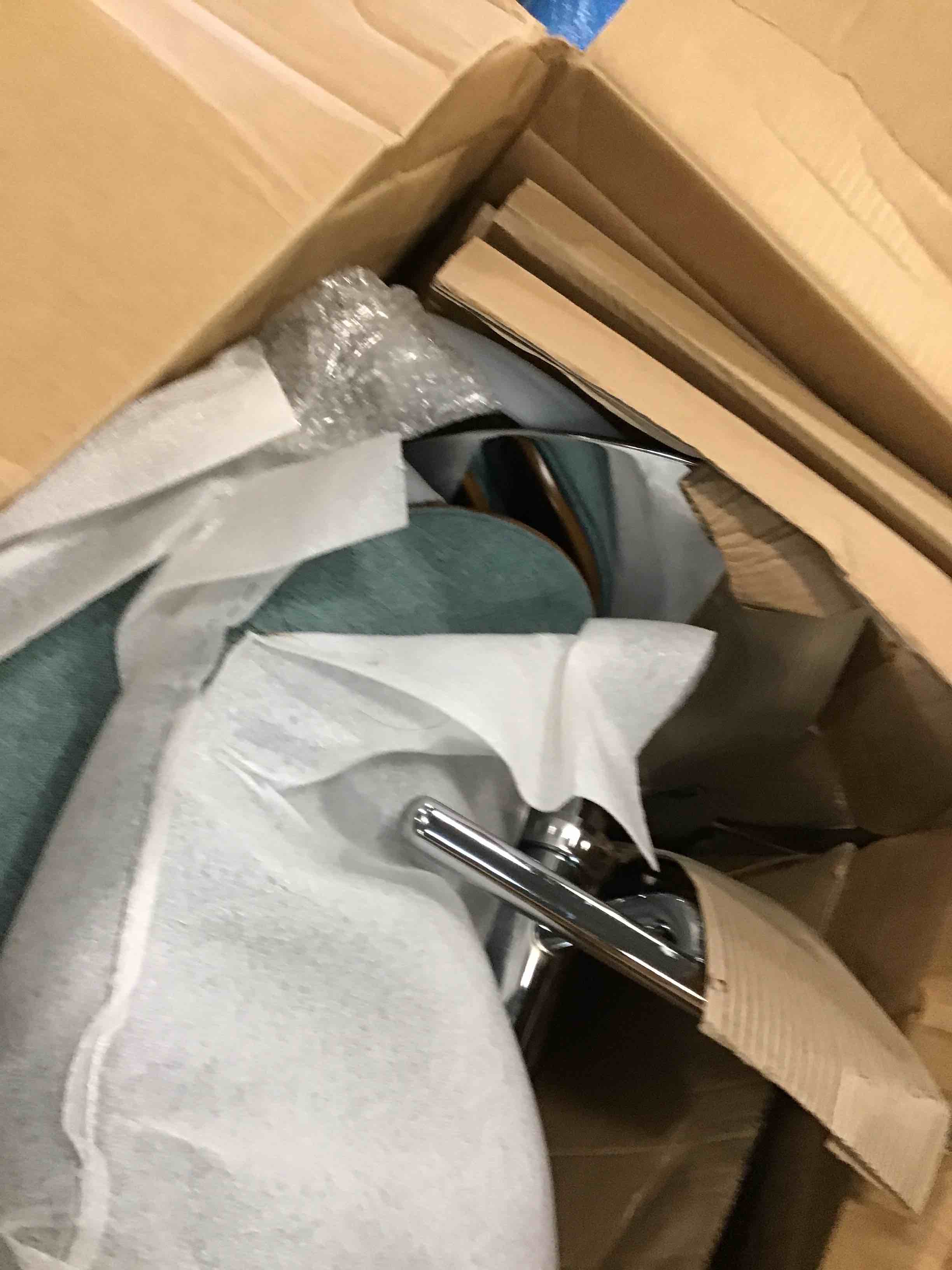 https://s3.amazonaws.com/lotting-images-prod/bidfta/PNK0489002_1730212550536.jpeg