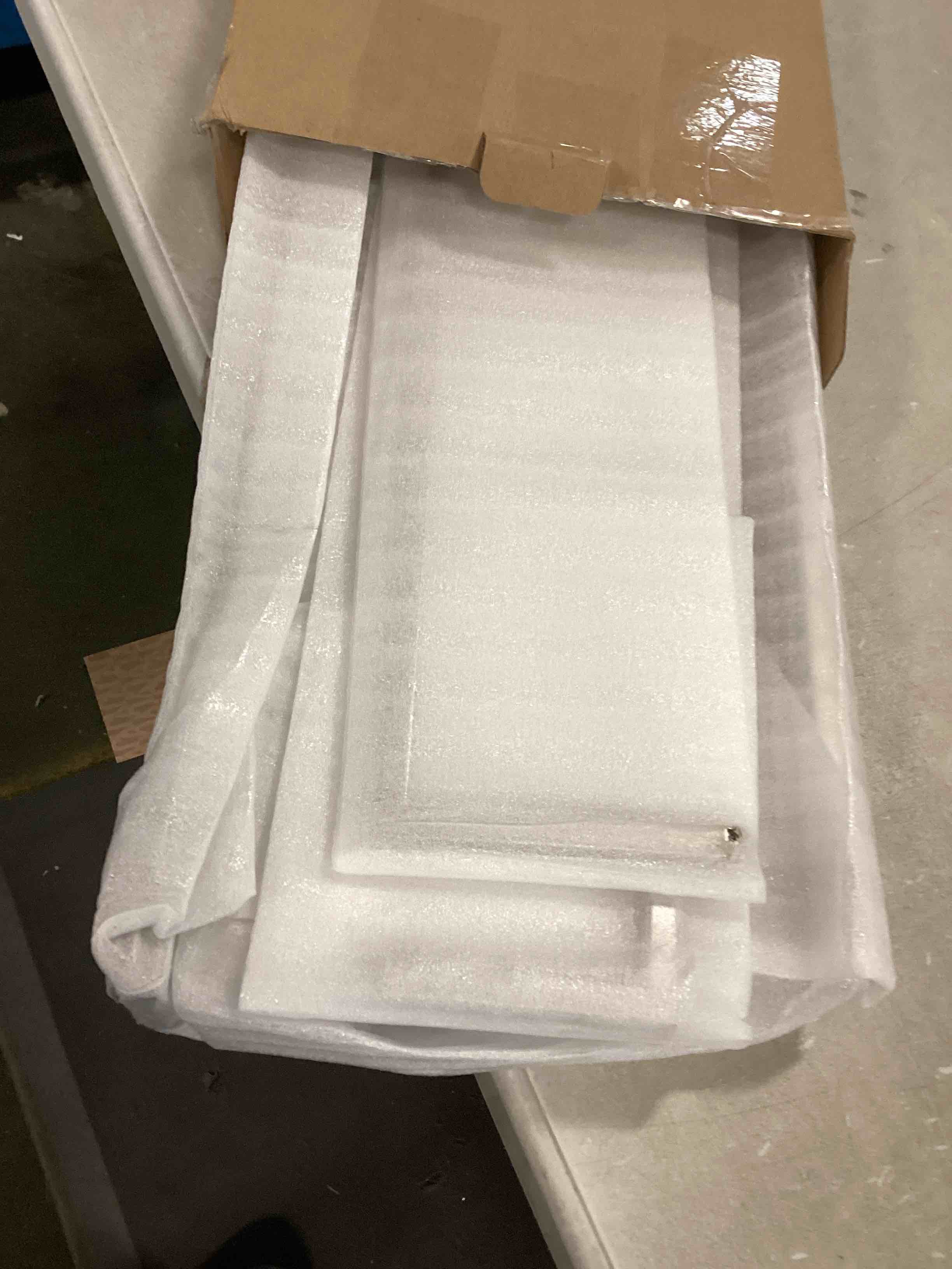 https://s3.amazonaws.com/lotting-images-prod/bidfta/PNK0512773_1729881196194.jpeg