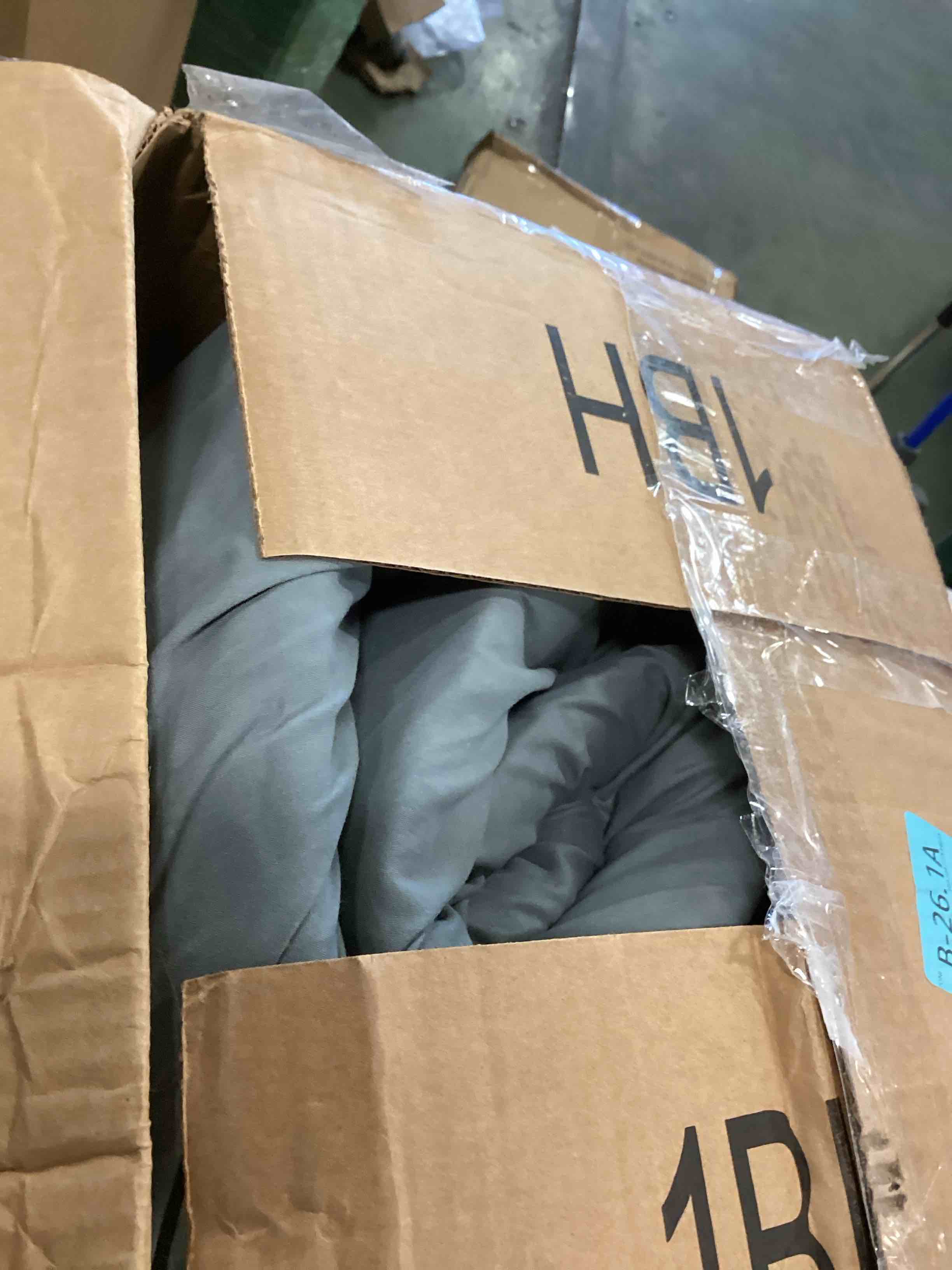 https://s3.amazonaws.com/lotting-images-prod/bidfta/PNK0513265_1729777761035.jpeg