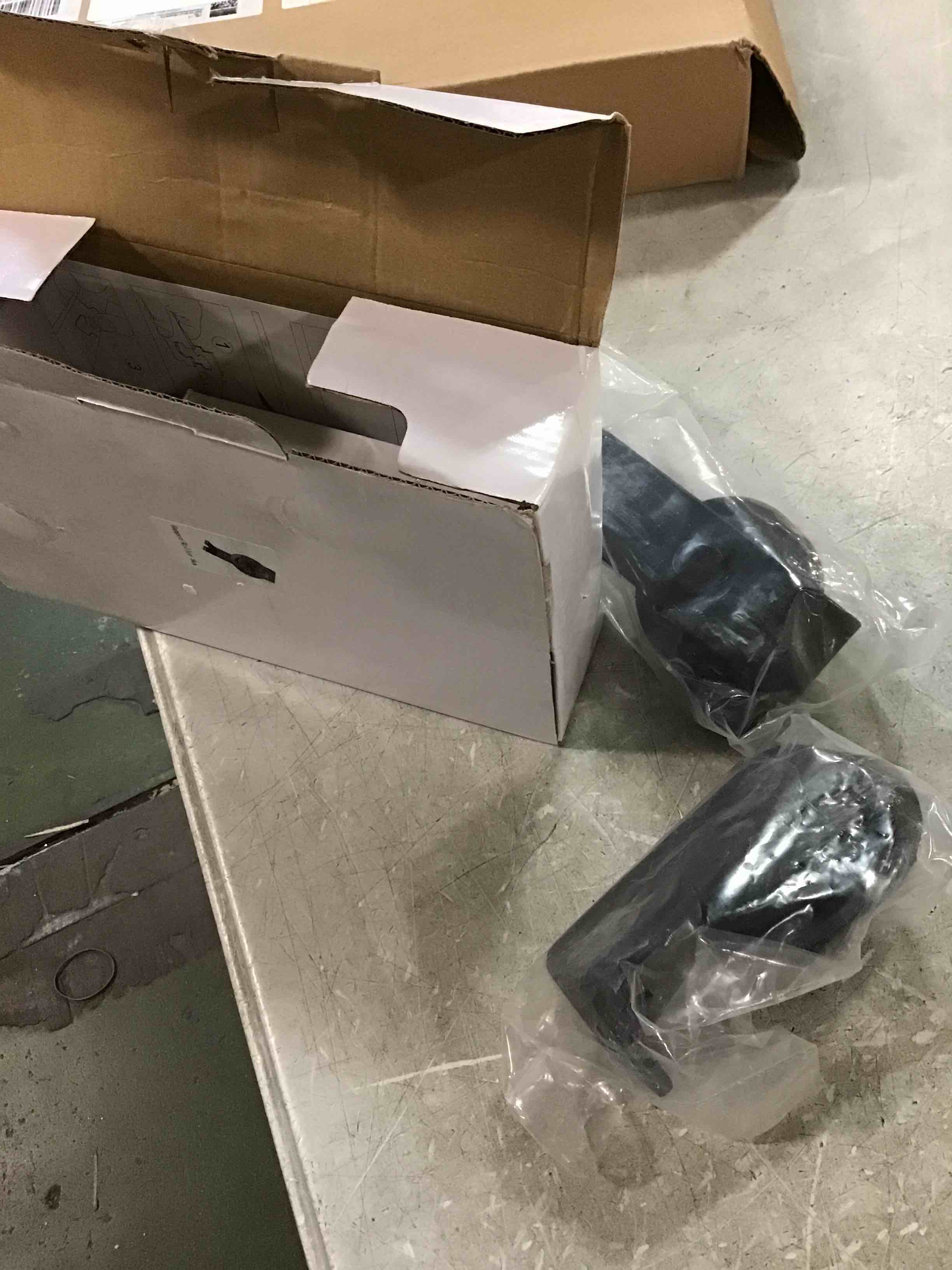 https://s3.amazonaws.com/lotting-images-prod/bidfta/PNK0516654_1730254458536.jpeg