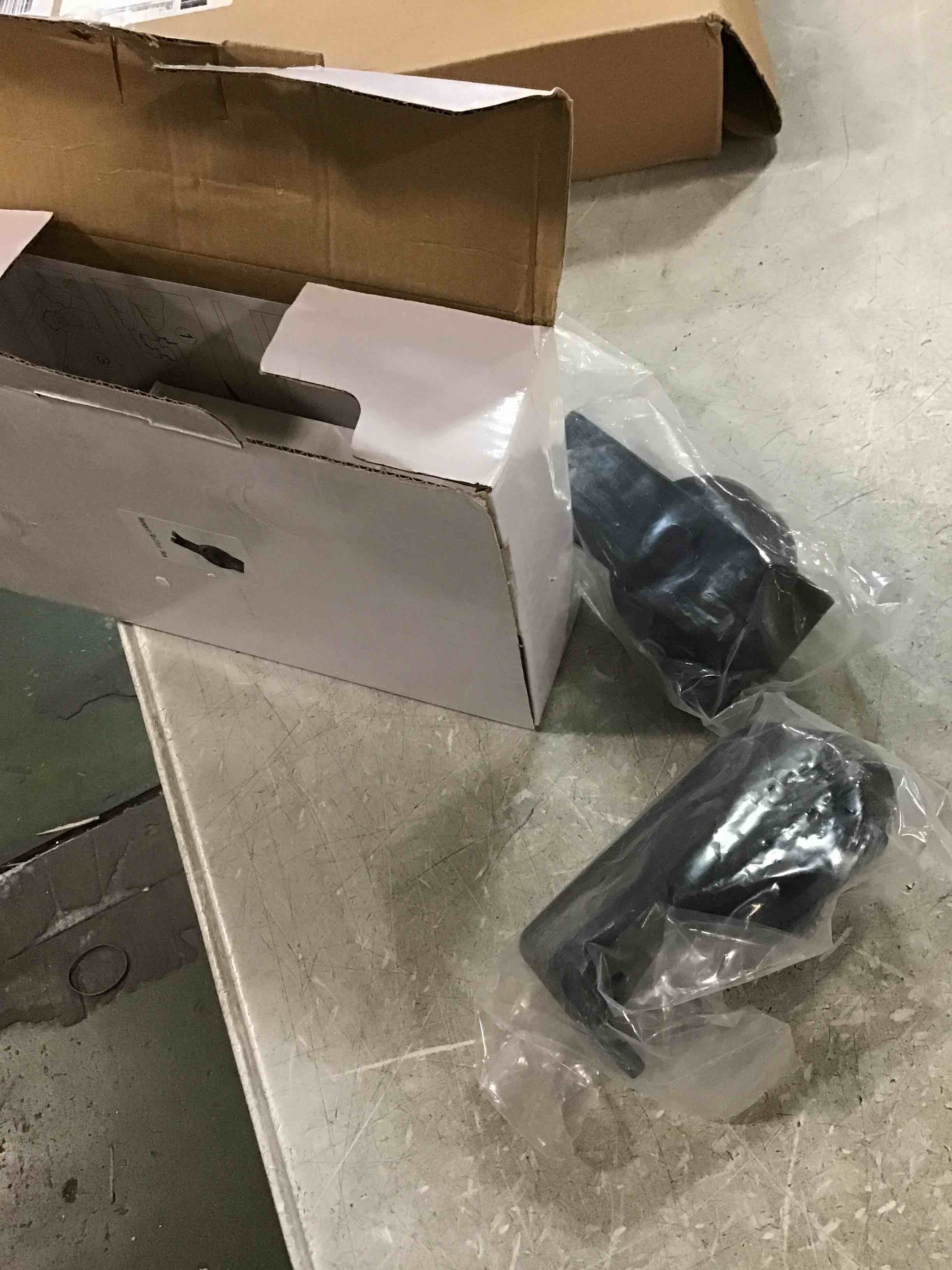 https://s3.amazonaws.com/lotting-images-prod/bidfta/PNK0516654_1730254460389.jpeg
